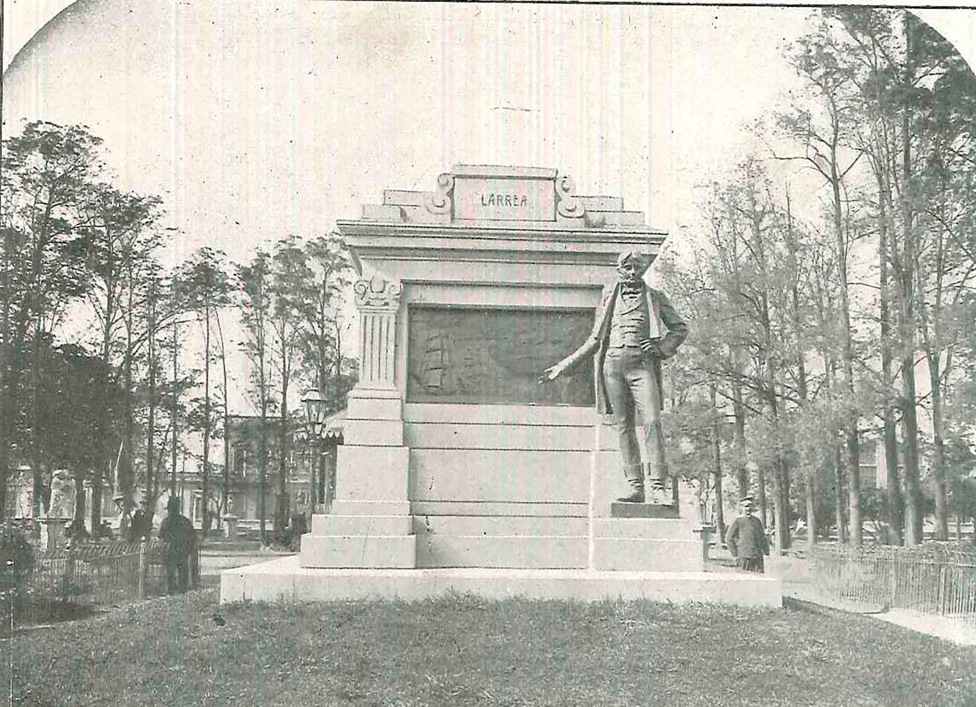 El monumento a Juan Larrea en Barracas, en el tiempo de su inauguración (1911)