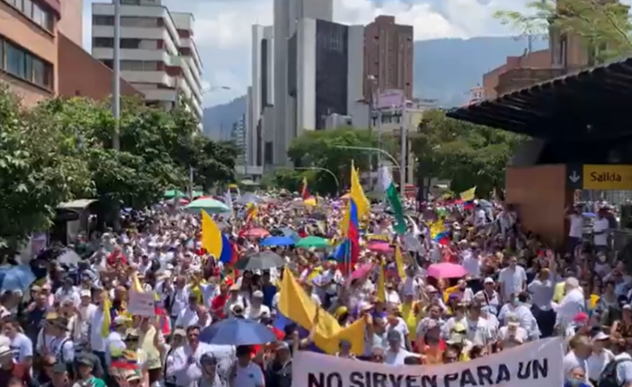 Medellín fue la ciudad que más concentró manifestantes en contra del gobierno del presidente dela República, Gustavo Petro.
FOTO: captura de pantalla de Twitter (@EmmaRincon)