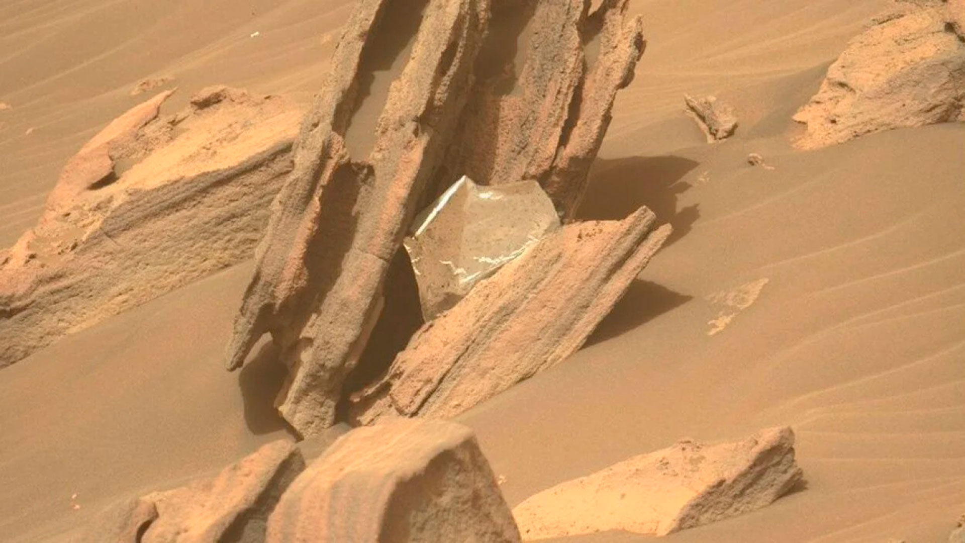Il rover ha raggiunto la base del delta ad aprile.  Presto scoprì rocce grigie e sottili chiamate scisti, che avrebbero potuto formarsi da sedimenti depositati da un fiume o un lago che si muoveva lentamente.