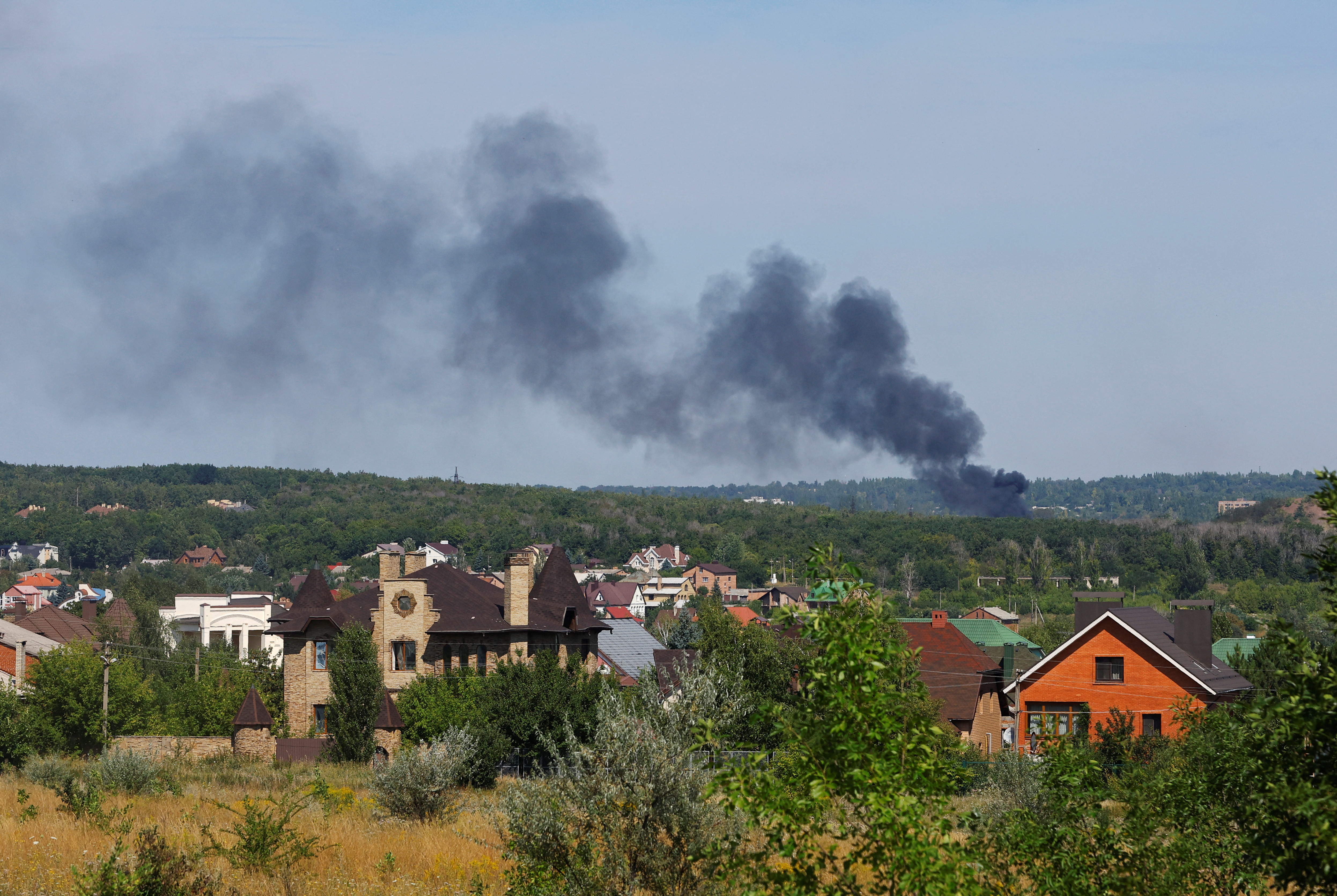 El humo emerge del lugar de los enfrentaminetos entre Ucrania y Rusia en Donetsk, Ucrania REUTERS/Alexander Ermochenko