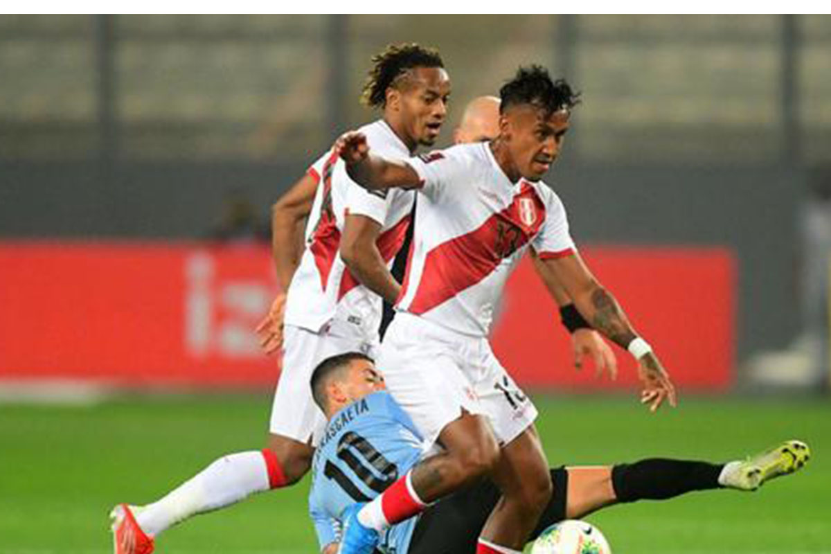 Renato Tapia y André Carrillo serán piezas importantes en el once titular de Perú para jugar ante Uruguay. | Foto: FPF