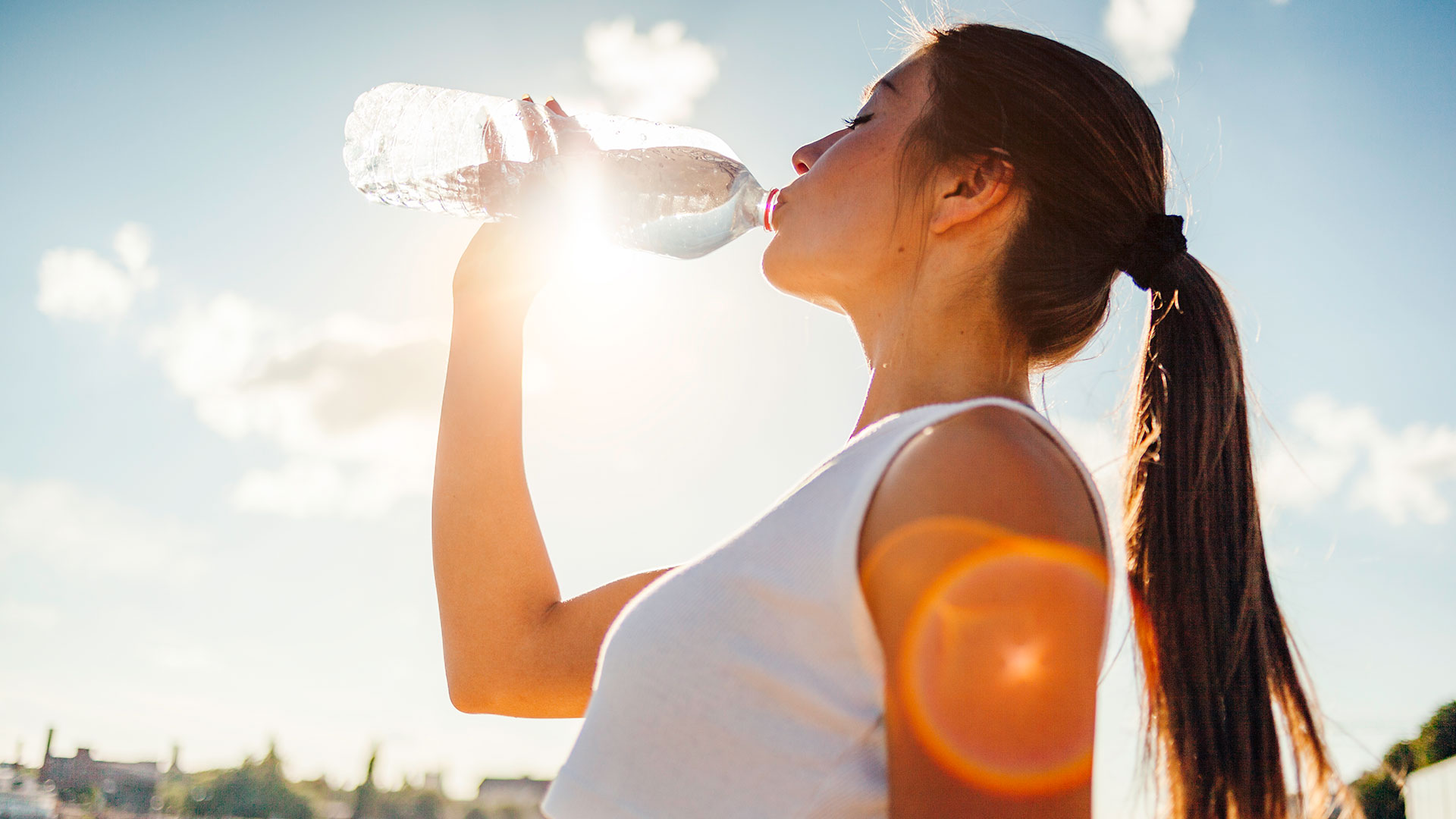 Tomar al menos dos litros de agua por día es tan importante como alimentarse de forma saludable (Gettyimages)