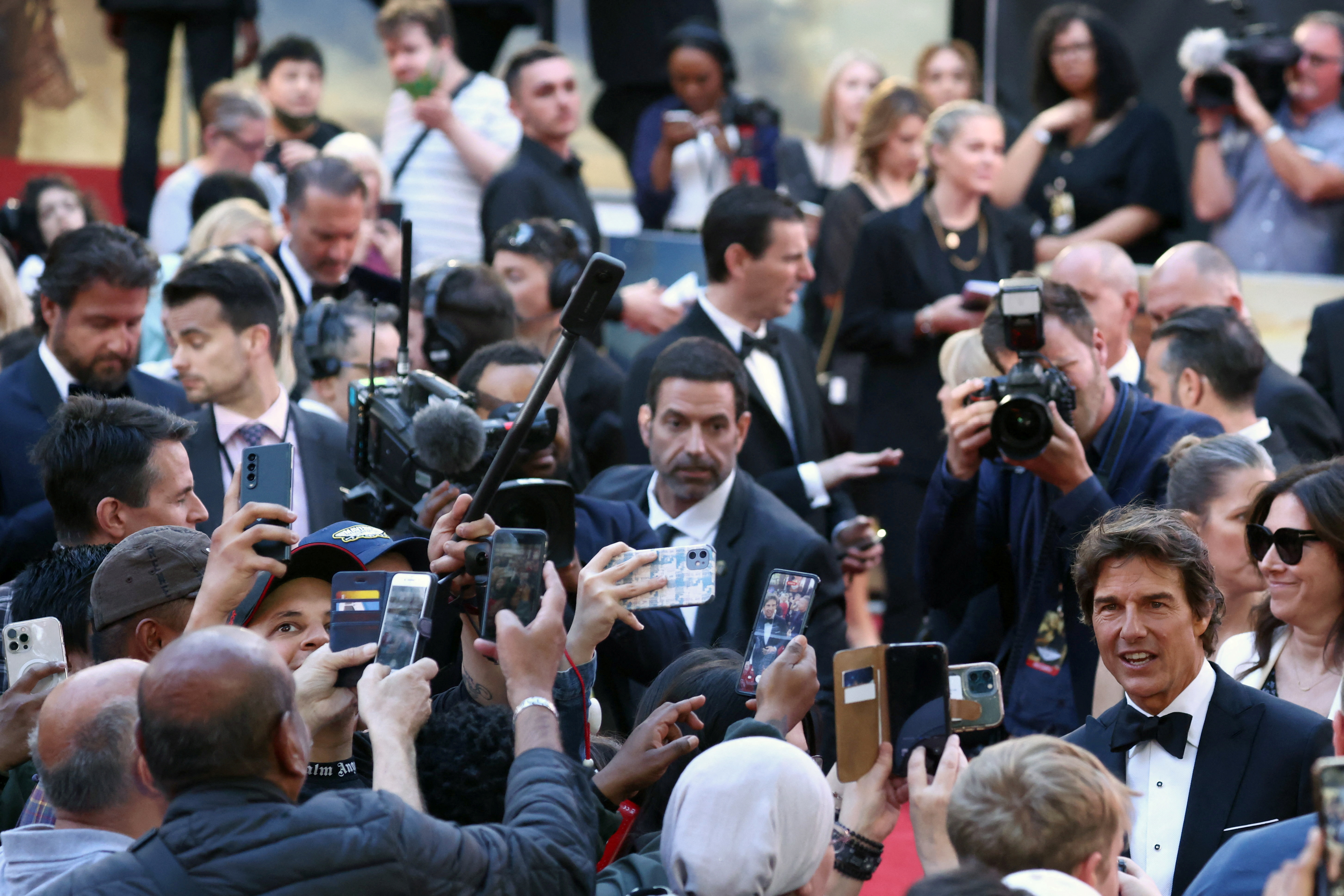 Media madness in front of the arrival of Tom Cruise at the exhibition of "Top Gun Maverick".  REUTERS/Henry Nicholls