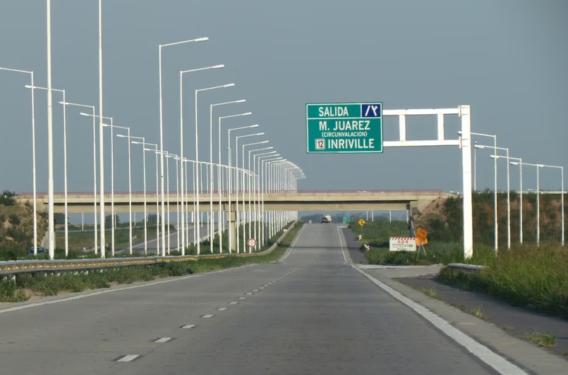 Un ciclista fue atropellado en la autopista C&oacute;rdoba-Rosario, llam&oacute; a la polic&iacute;a para denunciar al conductor y muri&oacute;