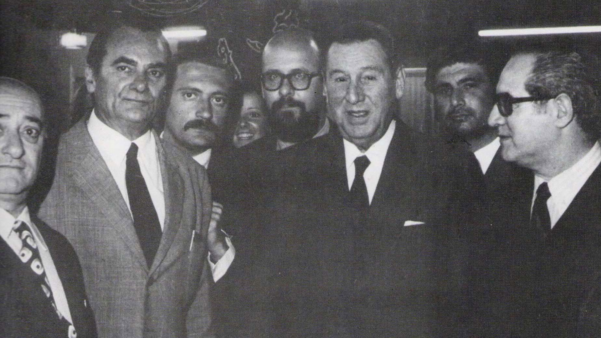 Eduardo Luis Duhalde, el segundo a la izquierda de Perón