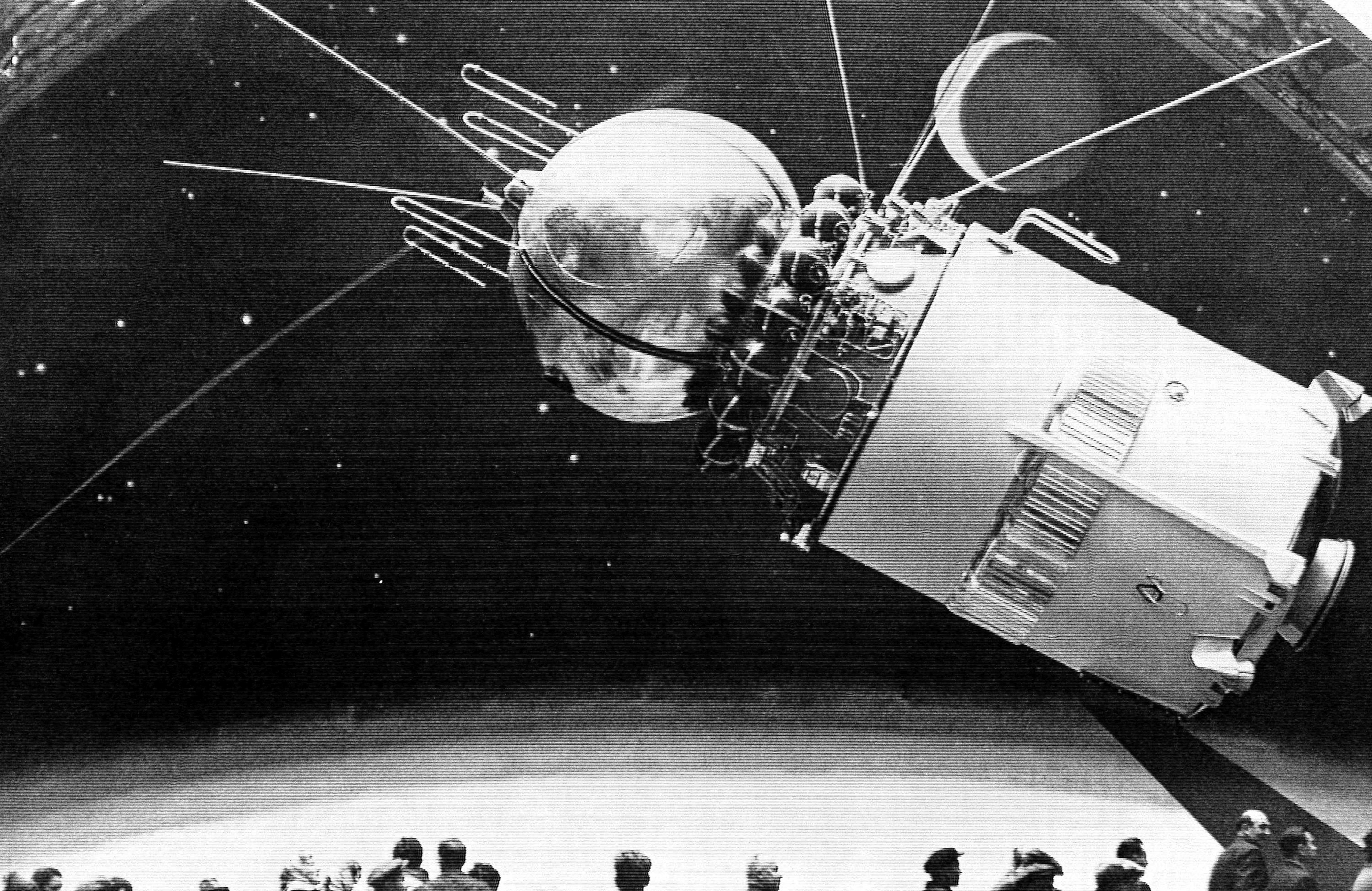 ARCHIVO - La nave espacial tipo Vostok, como Yuri Gagarin y otros cosmonautas orbitaron la Tierra, se exhibe públicamente en Moscú, el 29 de abril de 1968 por primera vez. Los cosmonautas viajan en el Domo a la izquierda delante de la sección de instrumentos. La última etapa del cohete de lanzamiento es el cilindro en la parte trasera que se separa después del disparo. 


