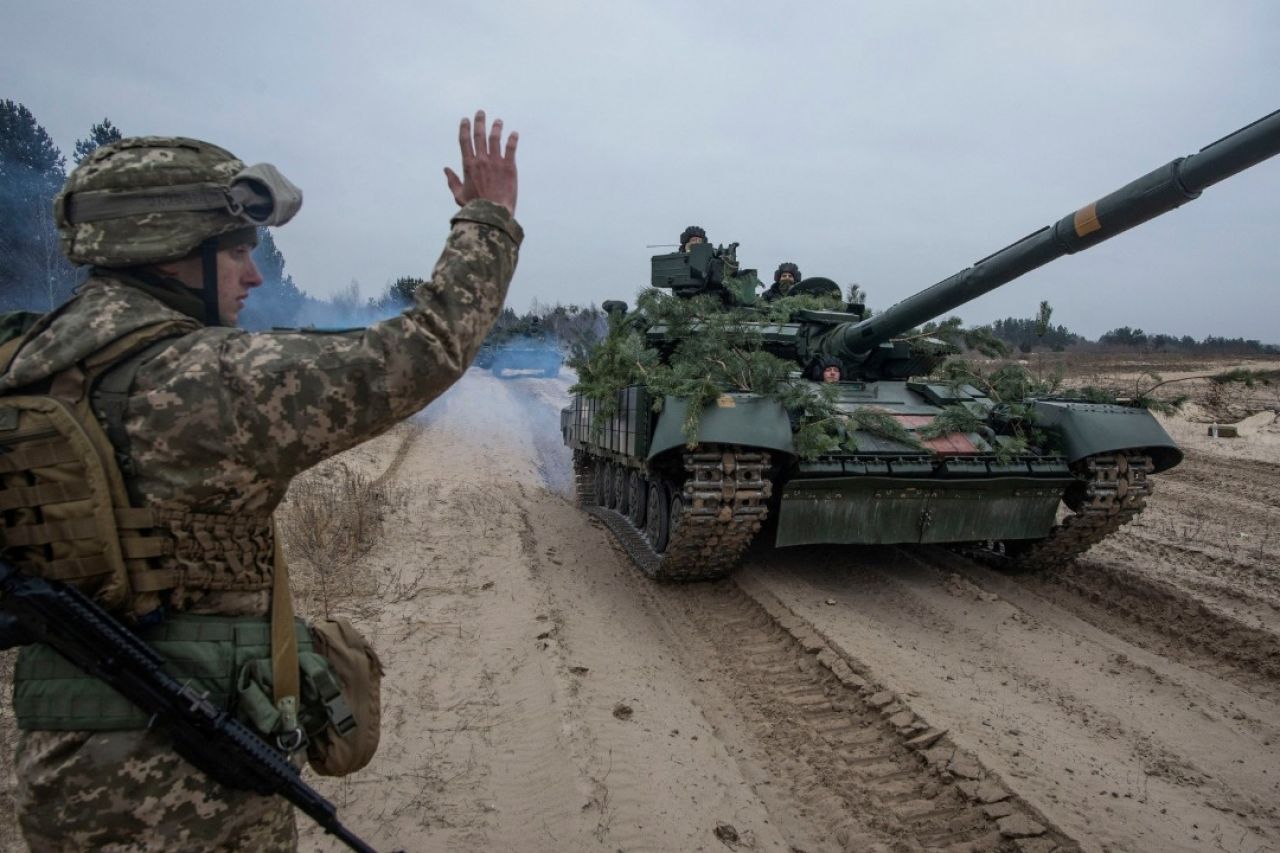 Una columna de tanques de las fuerzas rusas avanzan por la zona del Donbás, donde está centrada en estos días la guerra. (Min. Defensa Rusia)