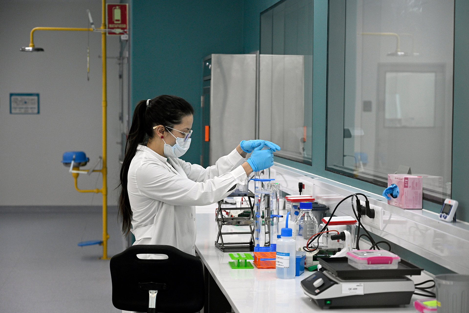 Una científica trabajando en el laboratorio de mAbxience en Argentina, donde se espera que comience la producción para Latinoamérica de la vacuna desarrollada por la Universidad de Oxford (JUAN MABROMATA / AFP)