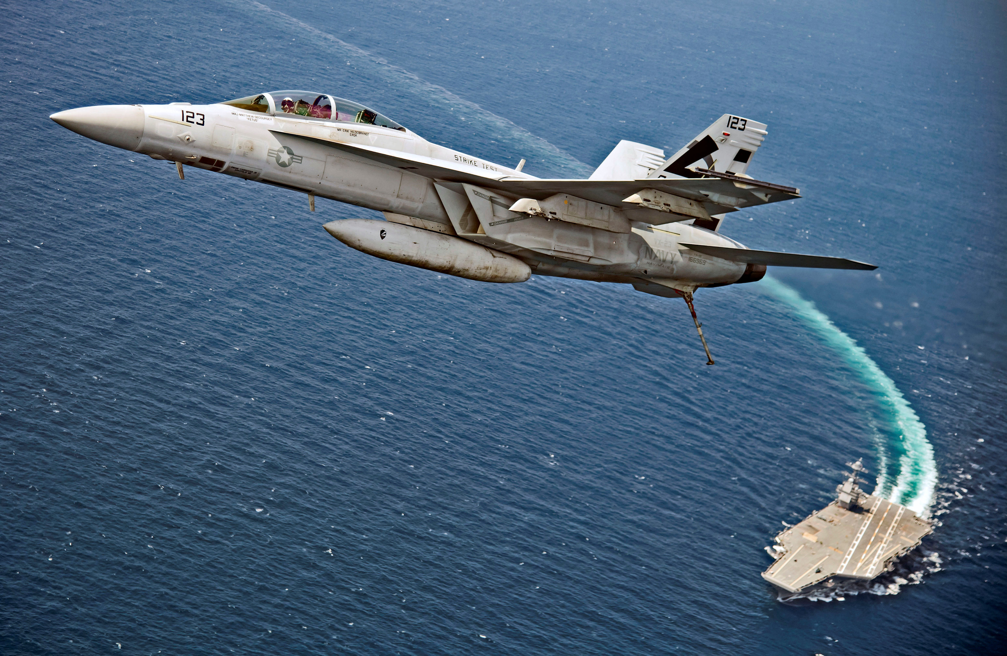 ARCHIVO: Un caza F/A-18F Super Hornet sobrevuela el USS Gerald R. Ford mientras el portaaviones de la Marina estadounidense prueba su sistema de lanzamiento magnético EMALS, que sustituye a la catapulta de vapor, y el nuevo sistema de aterrizaje detenido AAG en el océano Atlántico el 28 de julio de 2017 (Reuters)