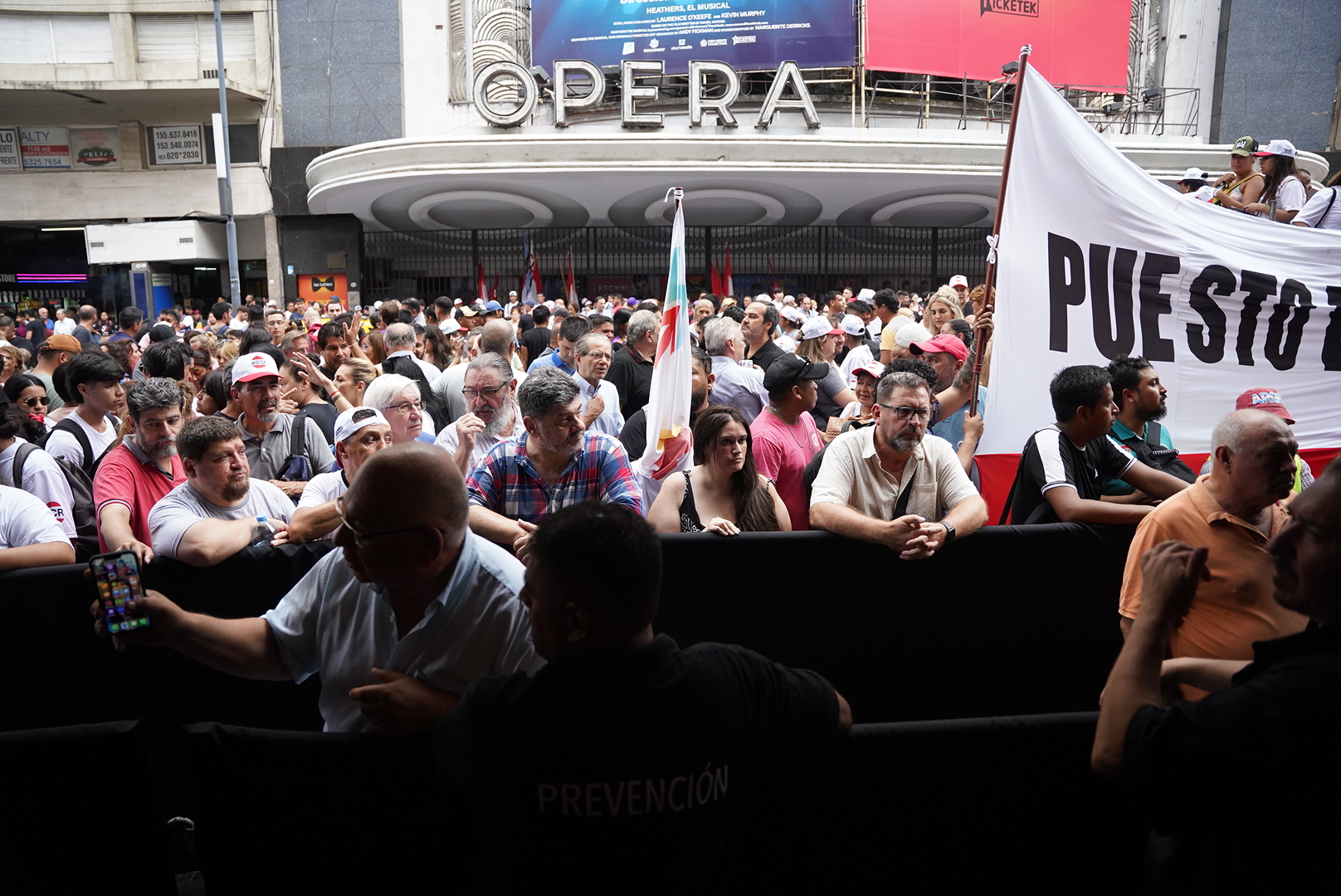 Cientos de militantes se concentraron en los alrededores del teatro 
