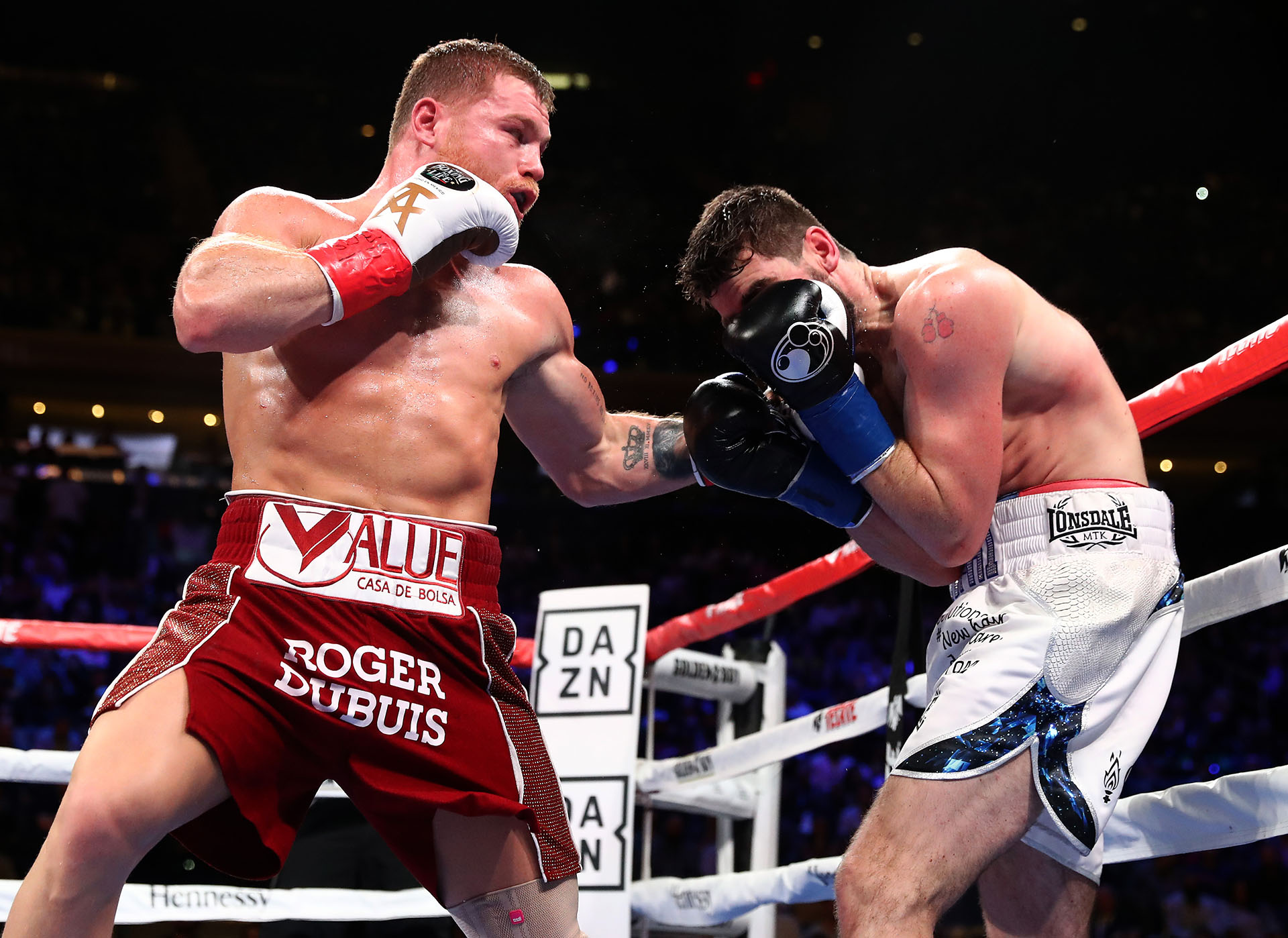 Canelo Álvarez derrotó a Rocky Fielding por la vía del nocaut a pesar de haber negociado la libertad de su hermano una semana antes (Foto: Al Bello/AFP)