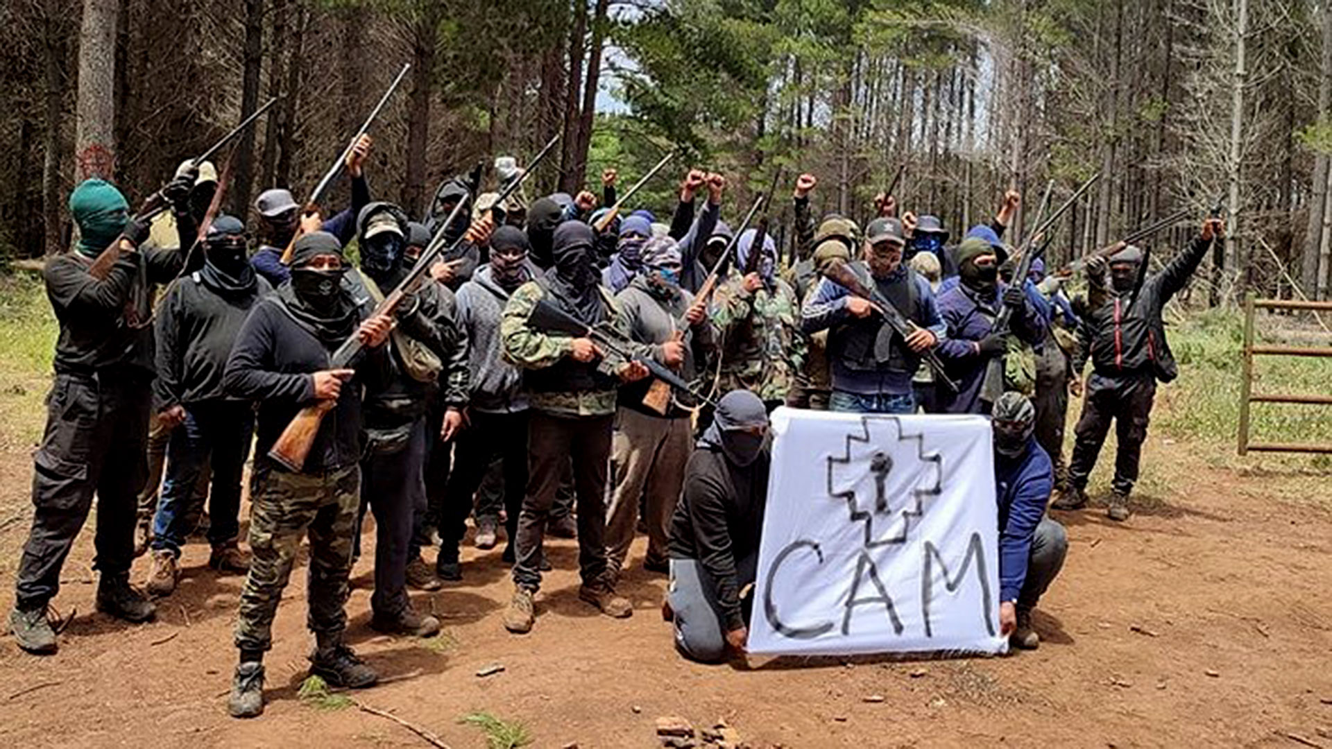 Integrantes del grupo CAM portando armas de grueso calibre. 
