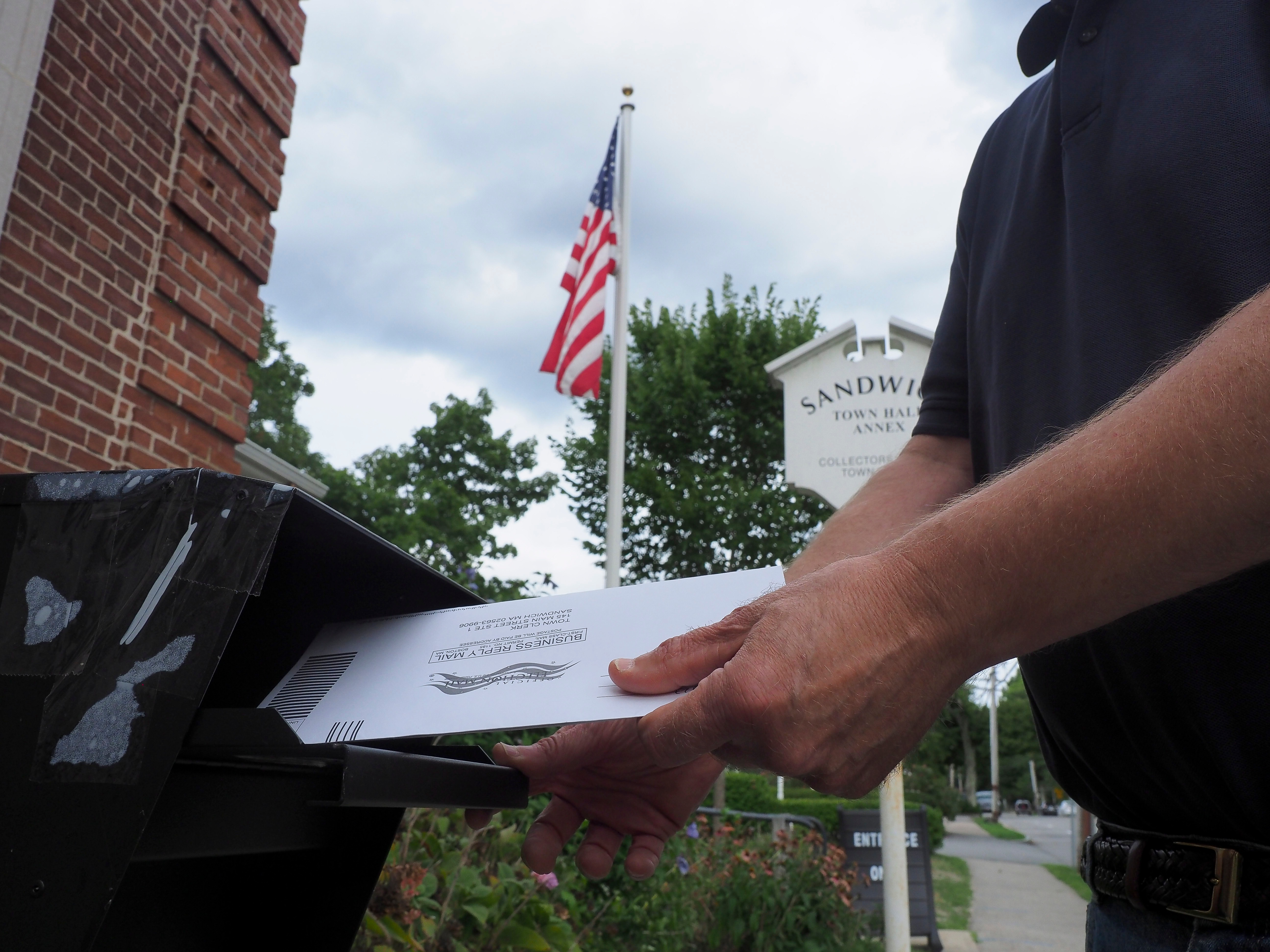Un hombre deposita su voto postal en las elecciones de Estados Unidos (Europa Press)
