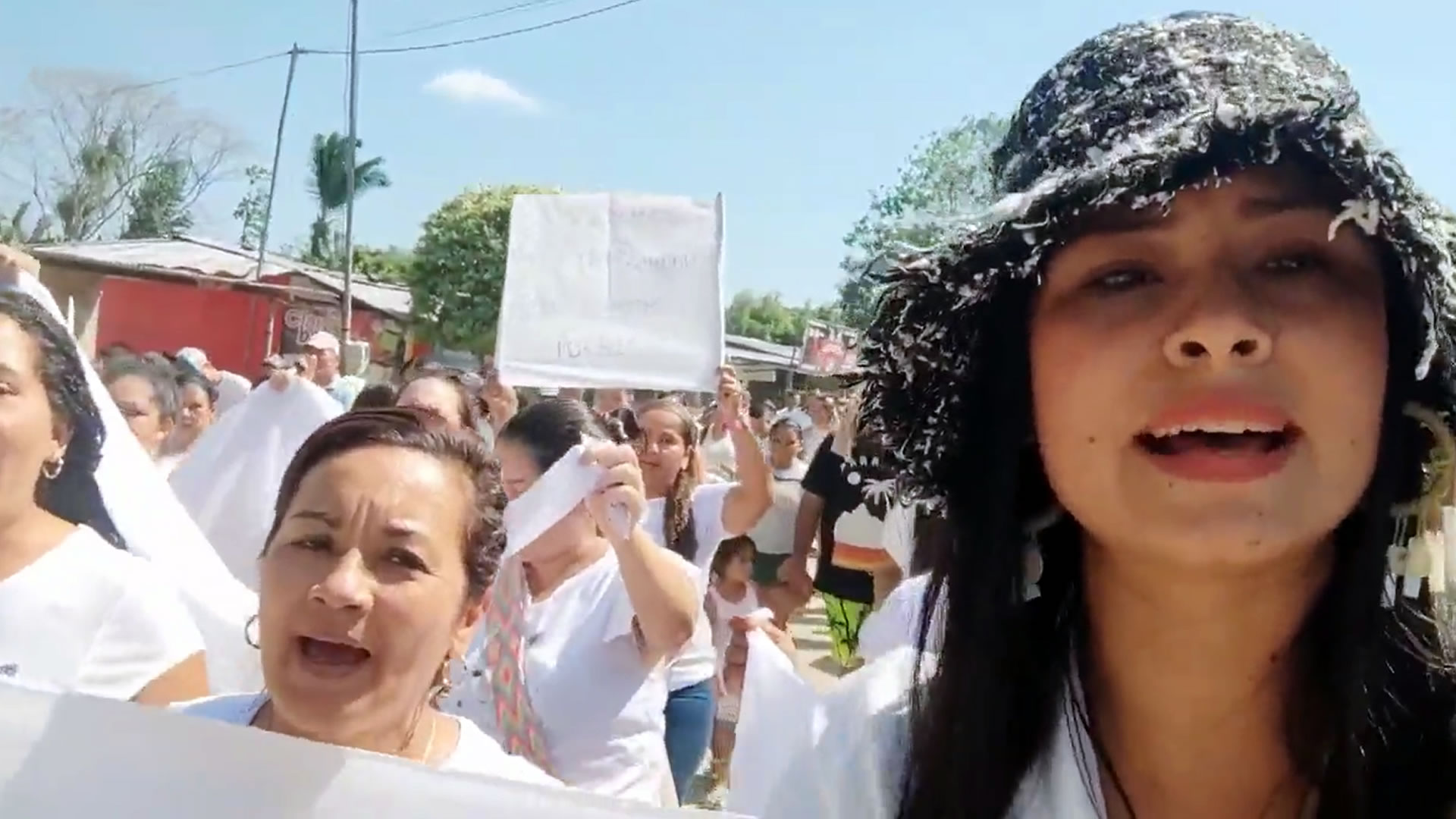 Con pancartas y vestidos de blanco, habitantes de Arauca piden parar violencia armada que ya deja 27 muertos.