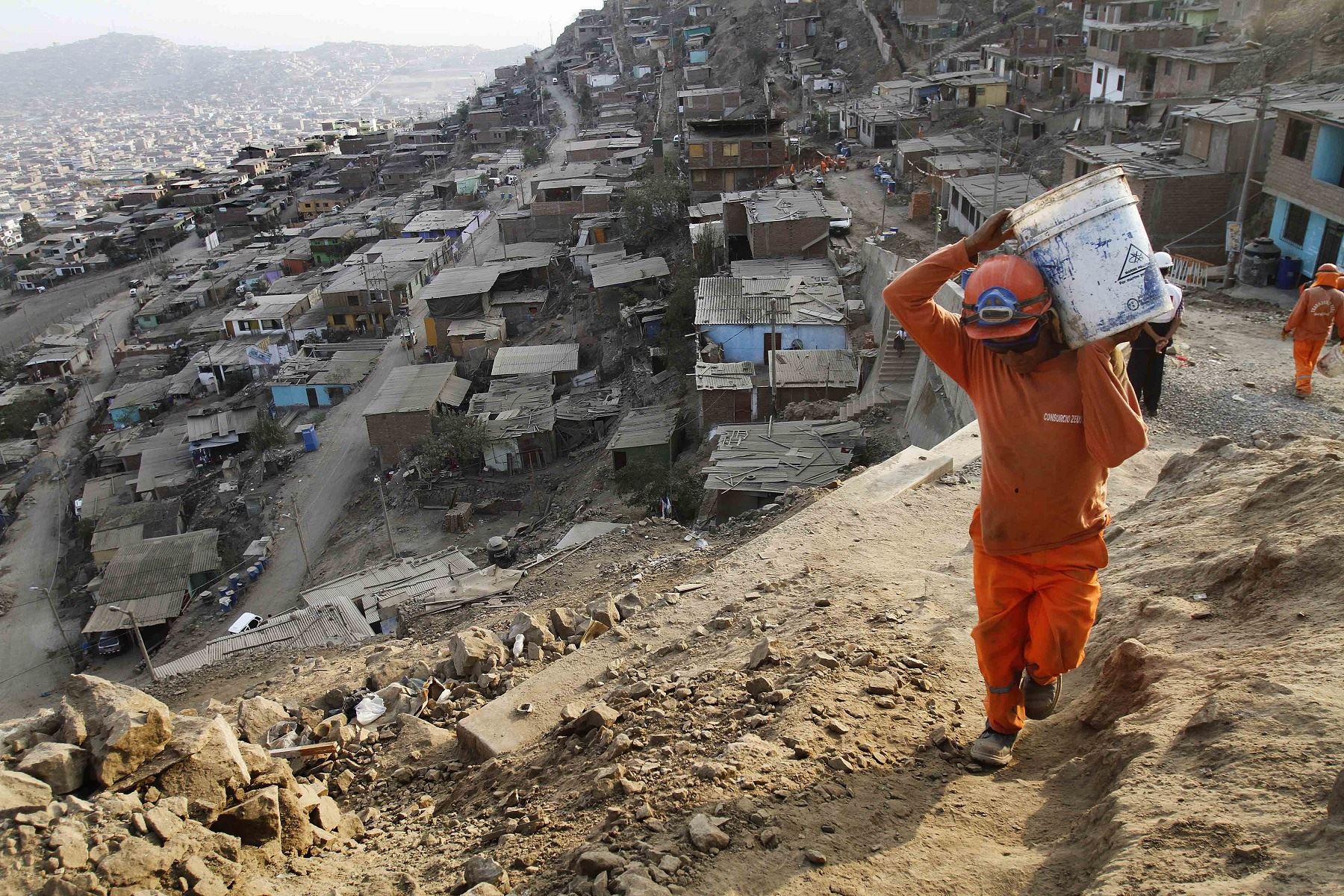 Siete de cada diez peruanos son pobres o vulnerables de caer en pobreza, advierte Banco Mundial