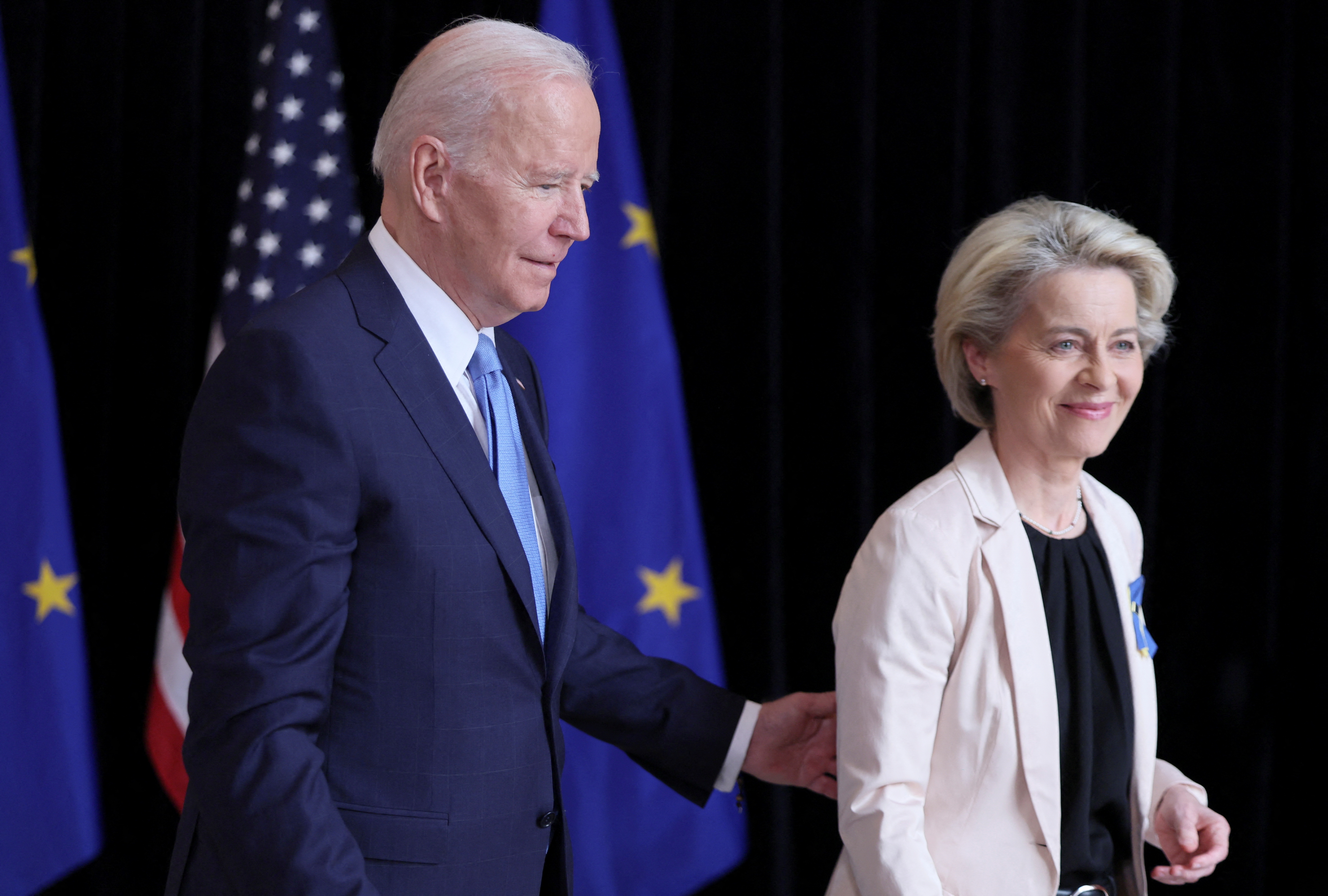 El presidente de Estados Unidos, Joe Biden, y la presidenta de la Comisión Europea, Ursula von der Leyen, en una declaración de prensa conjunta en la Misión de Estados Unidos en Bruselas, Bélgica, el 25 de marzo de 2022. REUTERS/Evelyn Hockstein