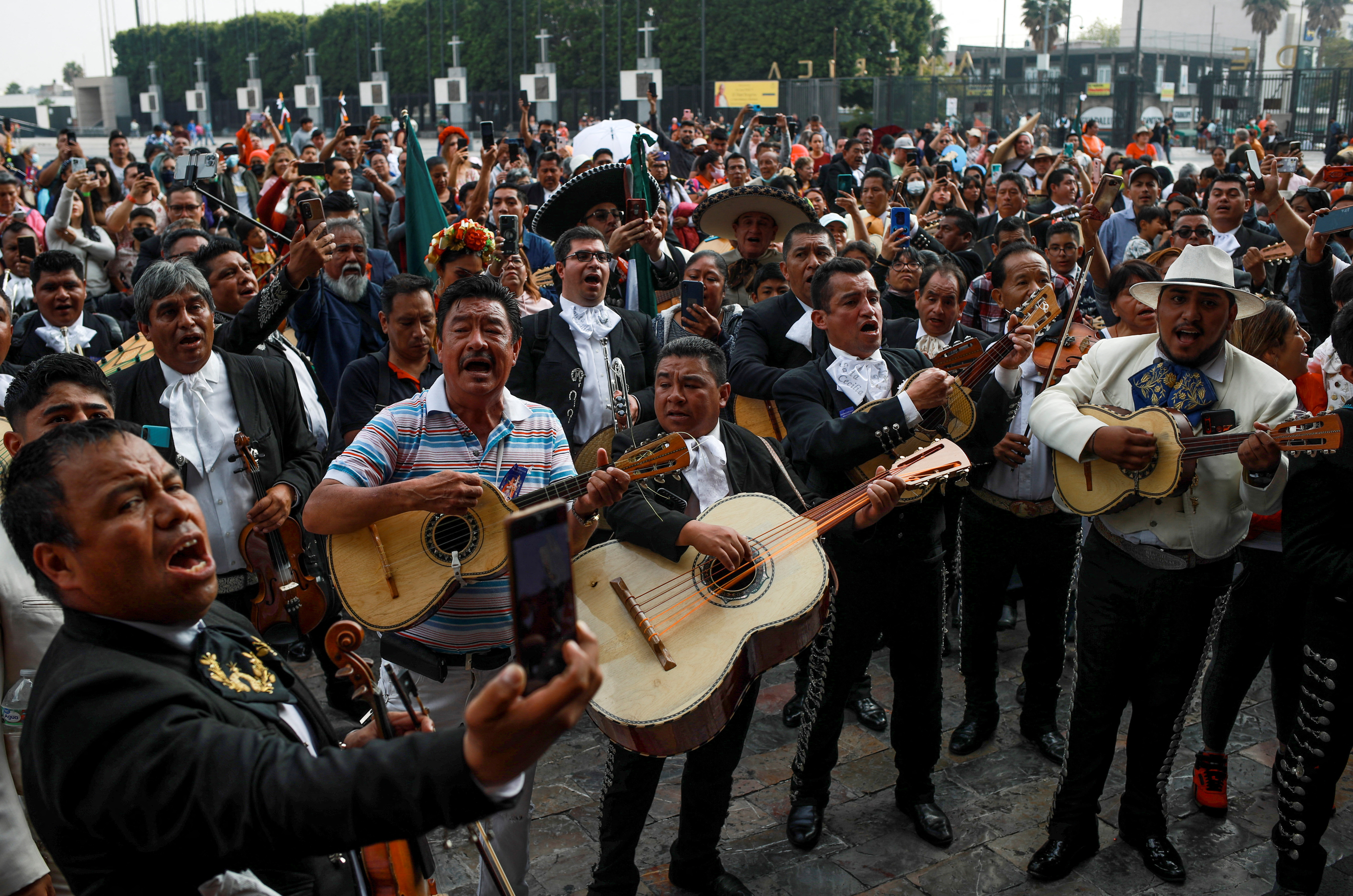 Un grupo de mariachi le llevó serenata a la esposa de AMLO (REUTERS/Henry Romero)