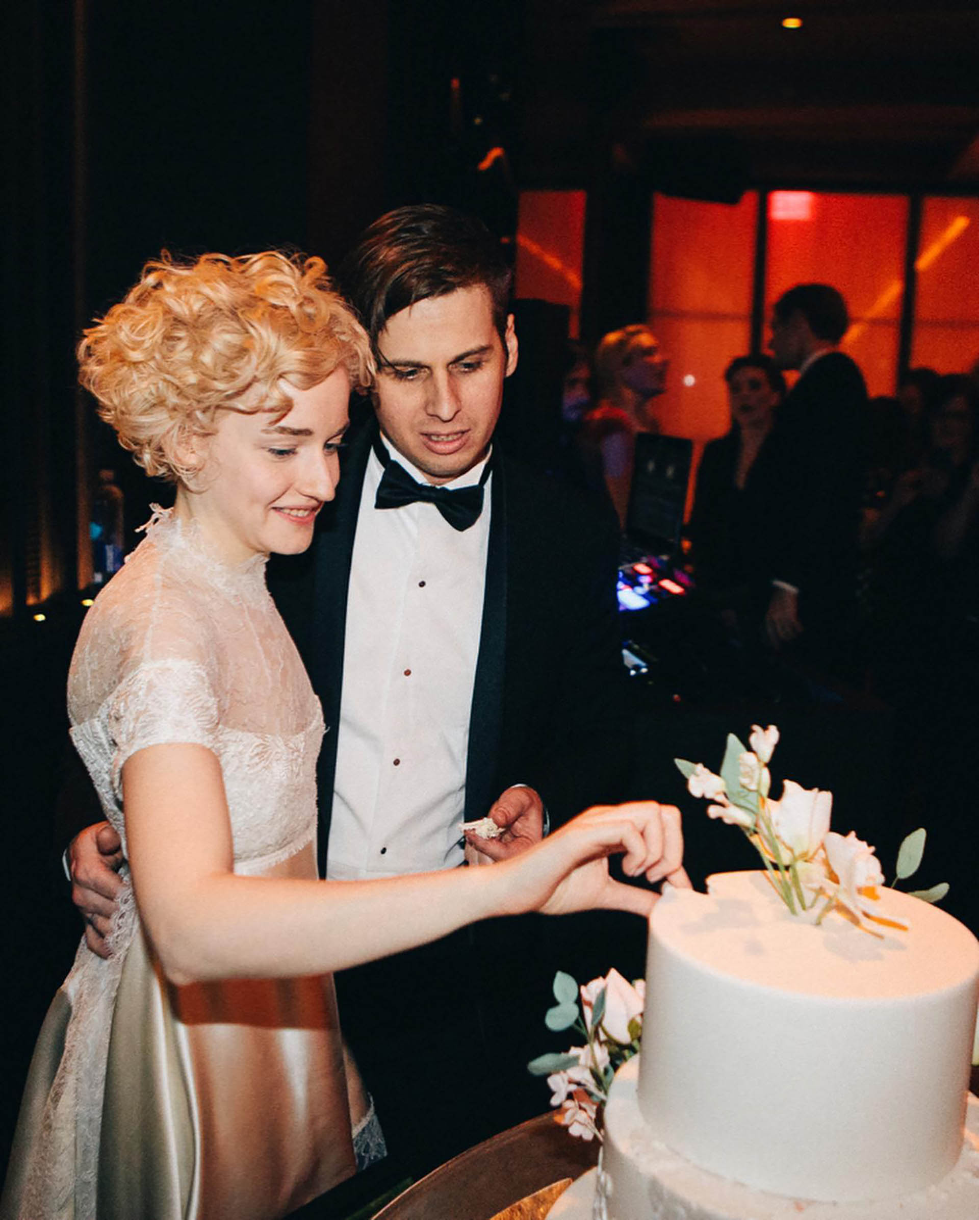 La boda de Julia Garner con el músico Mark Foster. Su cabellera dorada recuerda a Marilyn Monroe (@juliagarnerofficial)