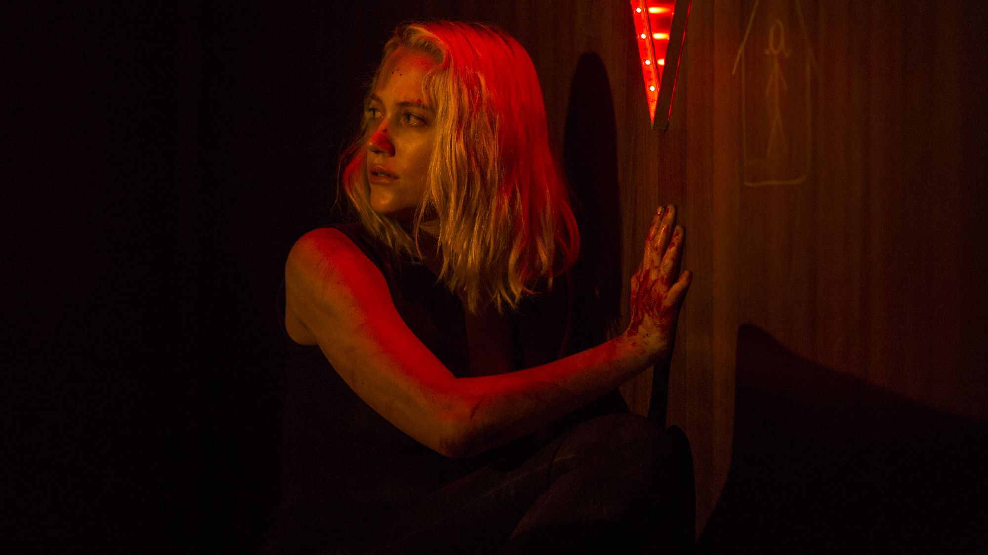 Julia (Maika Monroe) es una joven que buscará escapar de un sádico experimento en "Tau". (Netflix)