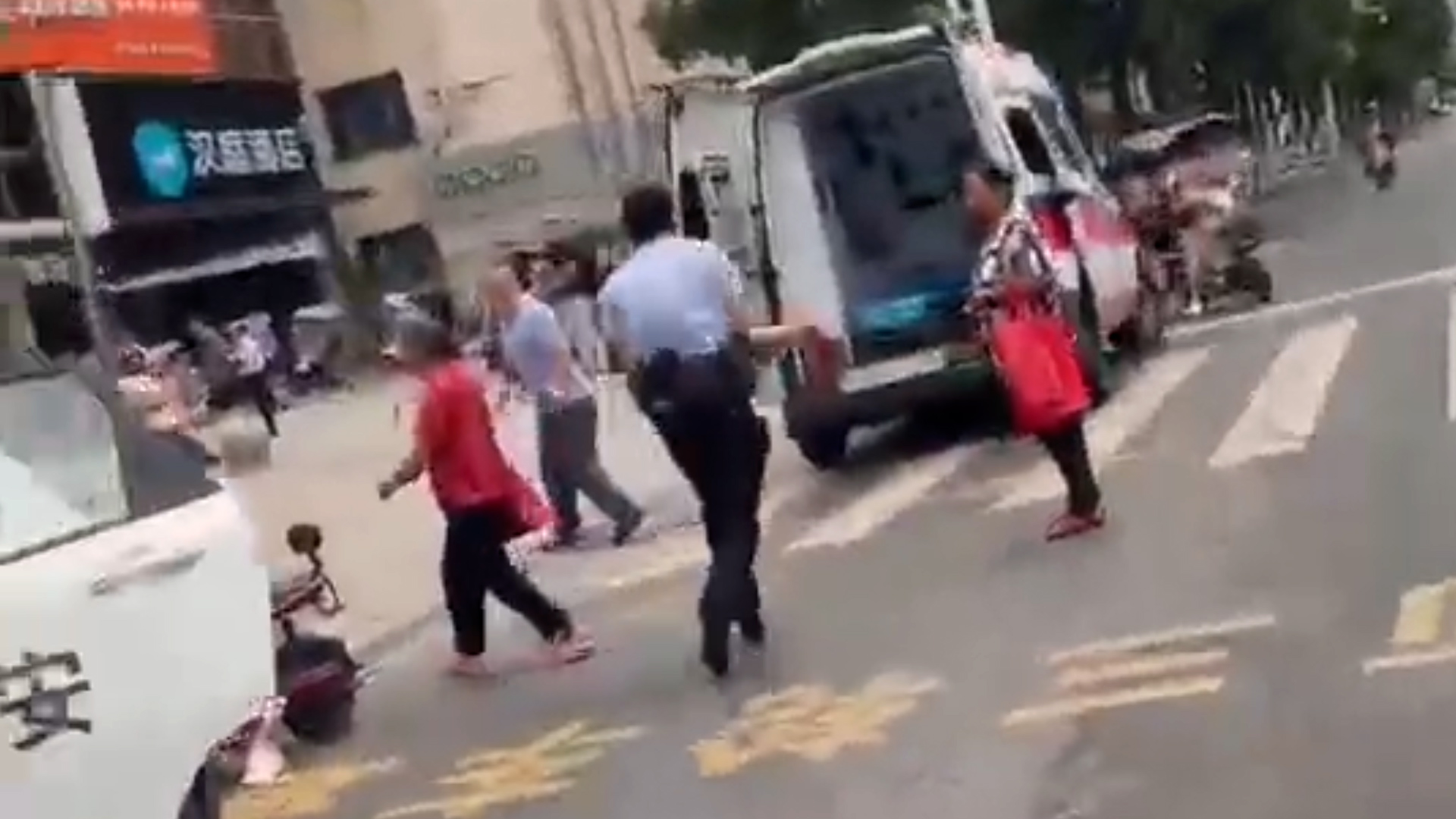 Policía lleva en brazos a niño herido