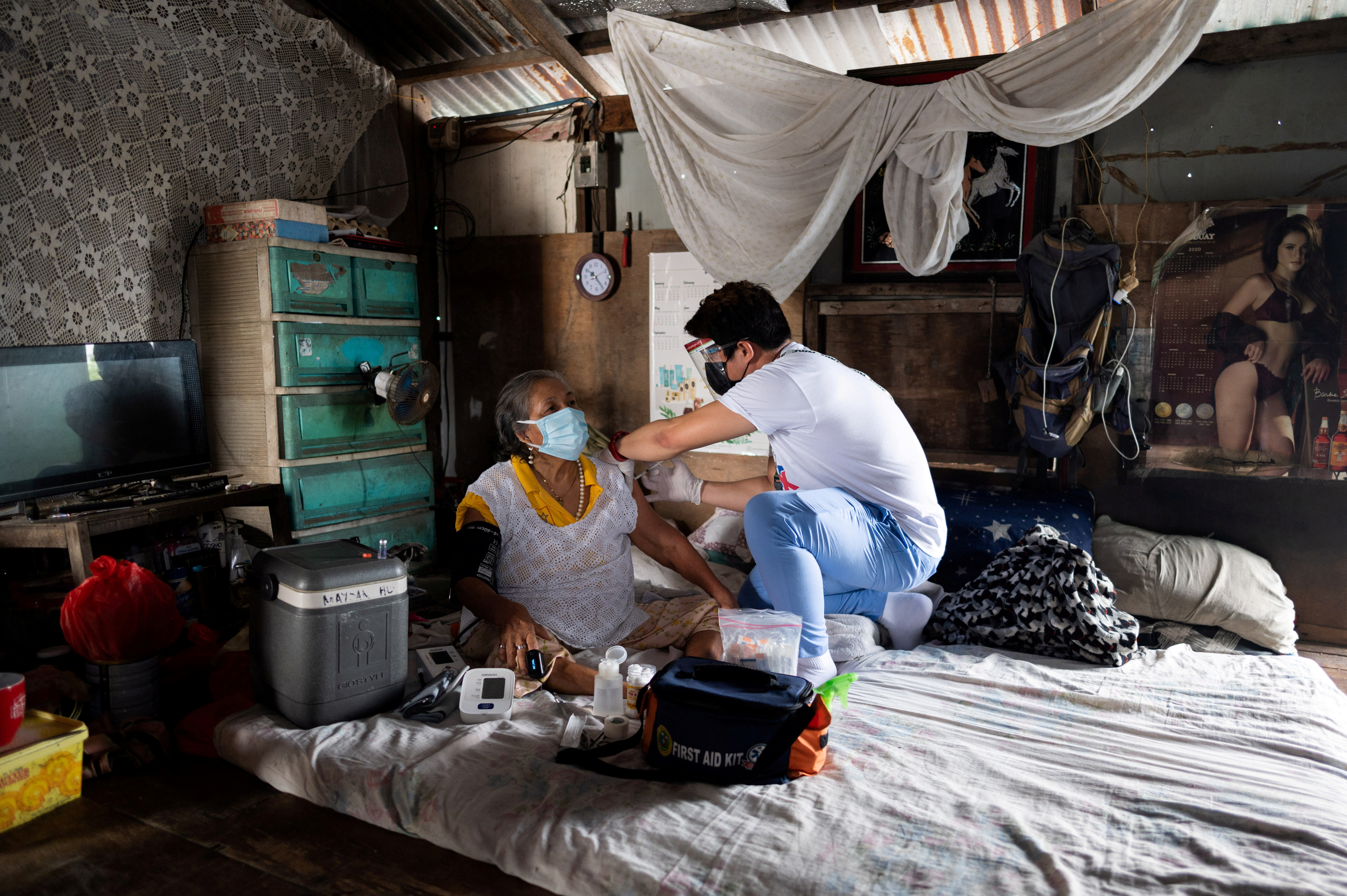 FOTO DE ARCHIVO: Una adulta mayor recibe su segunda dosis de la vacuna CoronaVac de Sinovac Biotech para la enfermedad del coronavirus (COVID-19) durante la vacunación casa por casa en la ciudad de Valenzuela, Metro Manila, Filipinas, 6 de julio de 2021. REUTERS / Lisa Marie David 