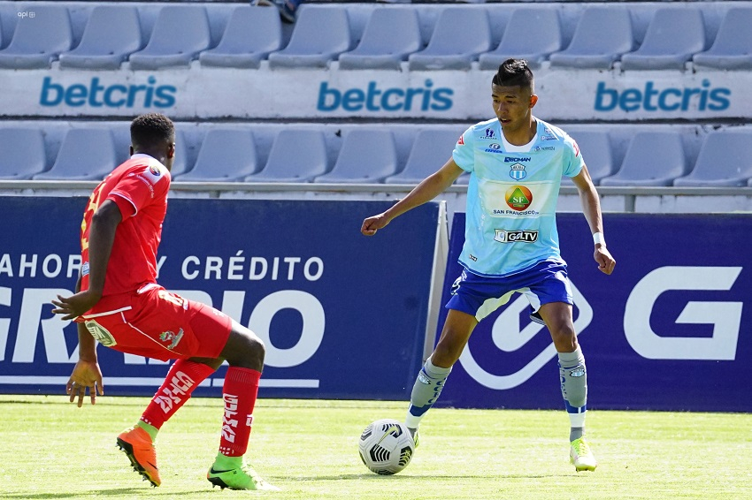 Arón Rodríguez en un partido con el Macará en la Serie A de Ecuador. | Foto: API