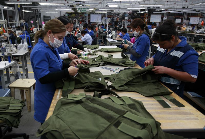 Foto de archivo. Empleados de la fábrica Miguel Caballero trabajan en la planta de producción de ropa blindada en las afueras de Bogotá, Colombia, 4 de enero, 2013. REUTERS/John Vizcaino