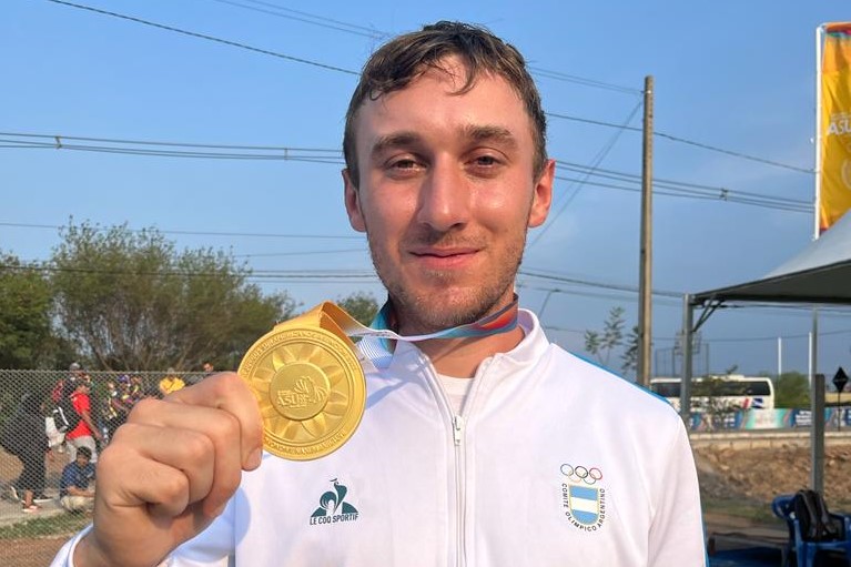 Iván Nikolajuk shows off his gold medal in Archery (@PrensaCOA)
