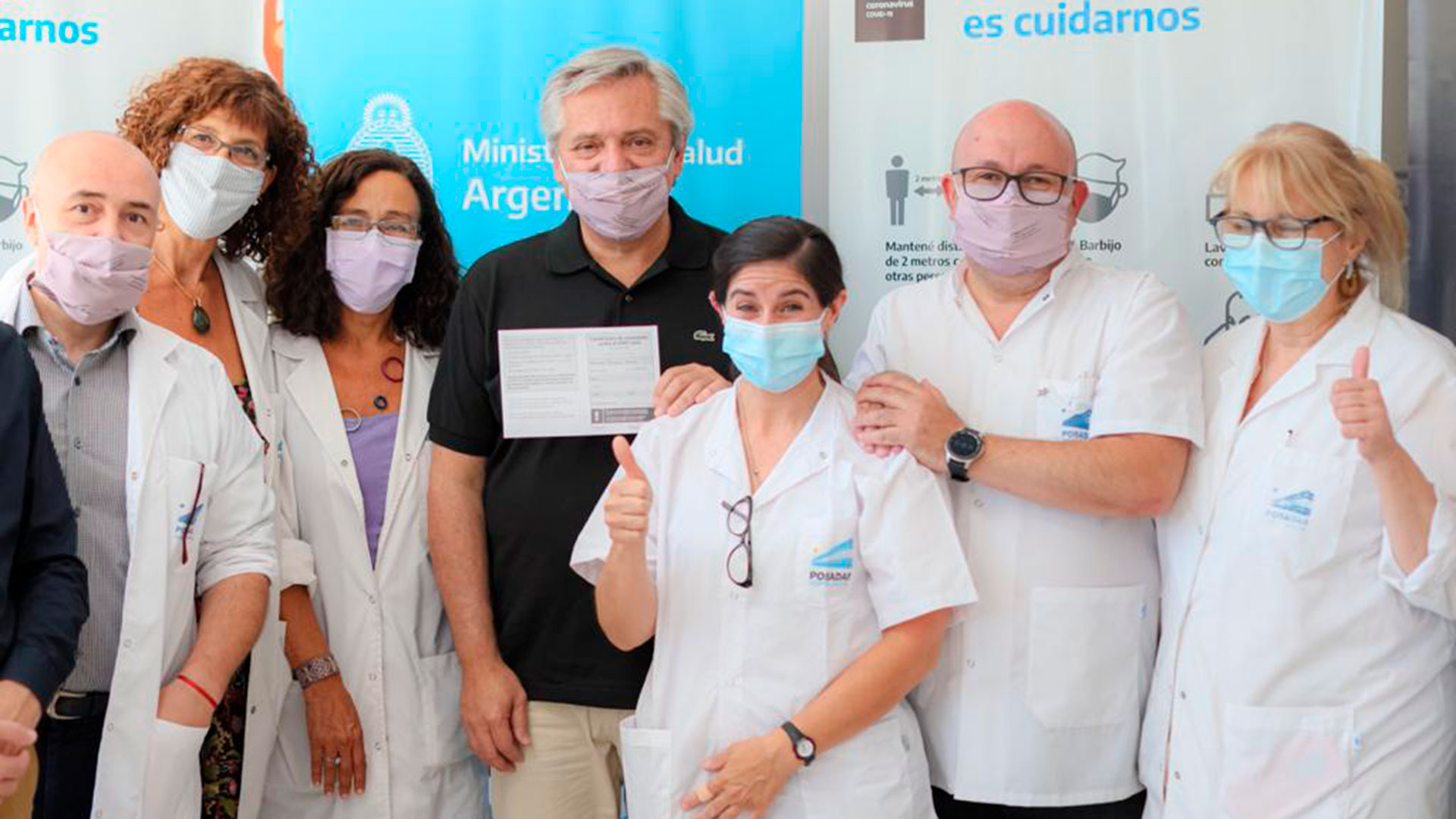 Alberto Fernández con personal de salud del Hospital Posadas, cuando se inoculó la Sputnik V