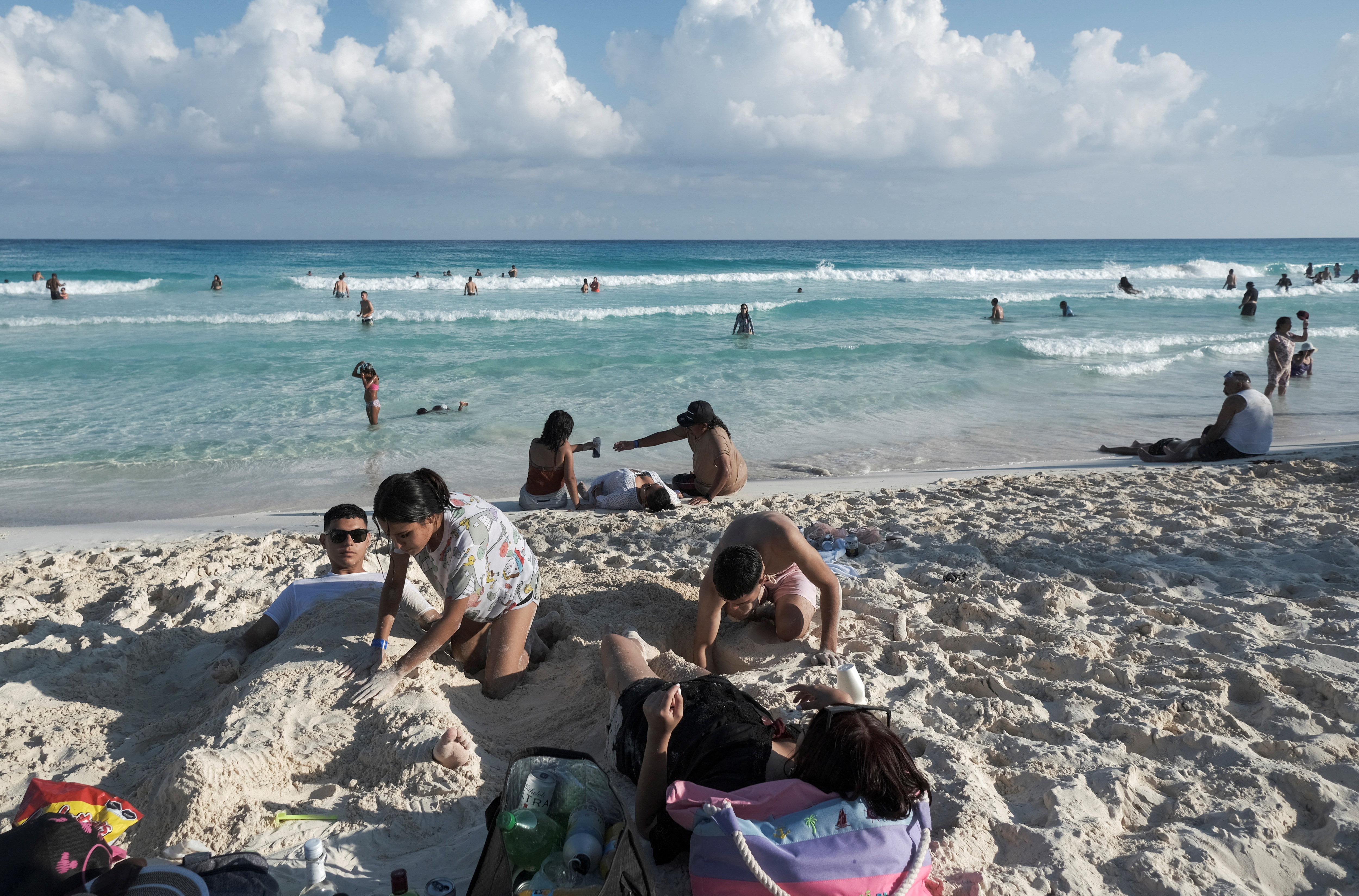 Tourists enjoy the Caribbean sea at Gaviota Azul beach, in Cancun, Mexico October 29, 2022. REUTERS/Paola Chiomante