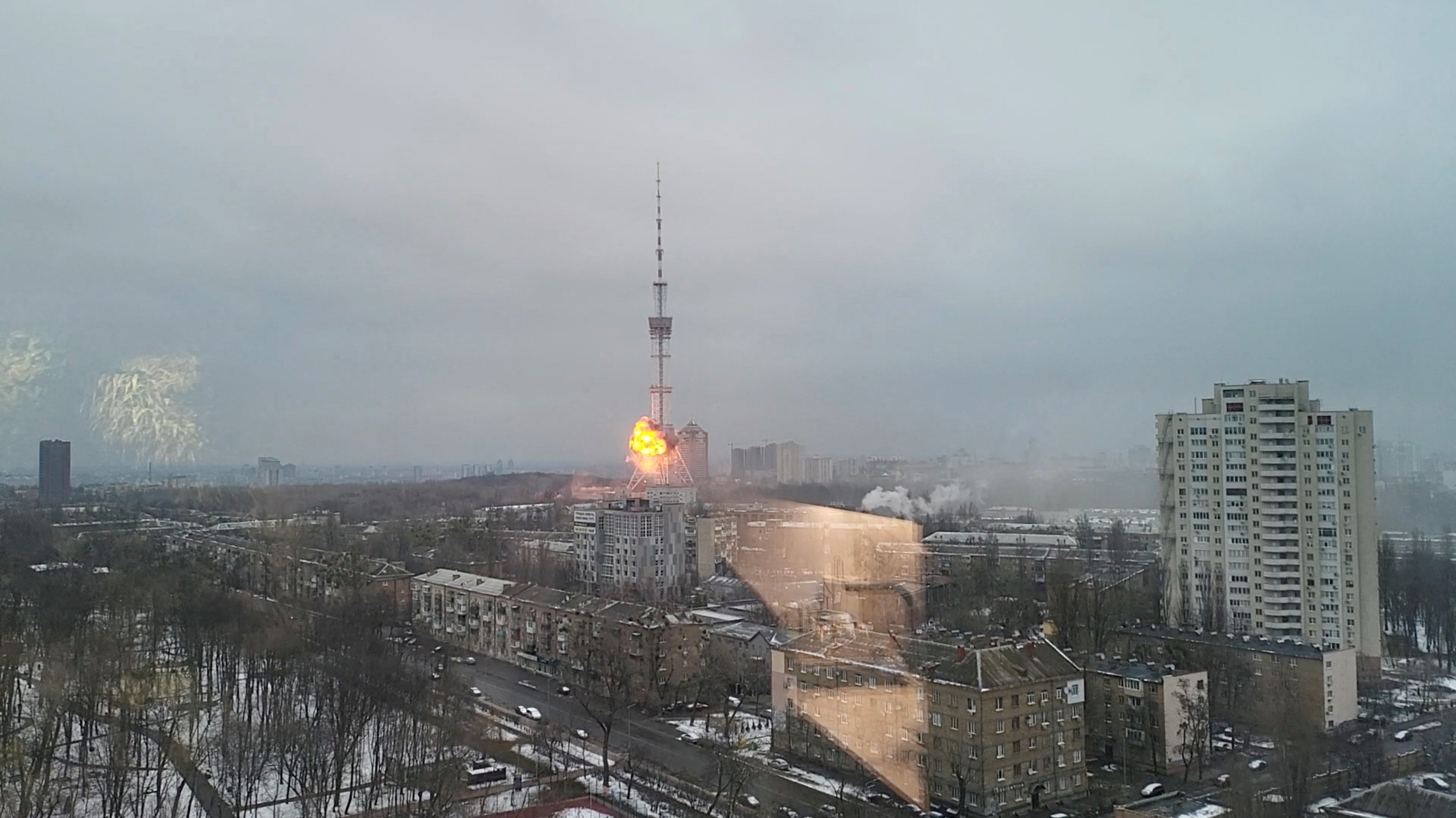 Una torre de televisión explota tras un ataque de las fuerzas rusas en Kiev (Youtube MEDplus/vía REUTERS)