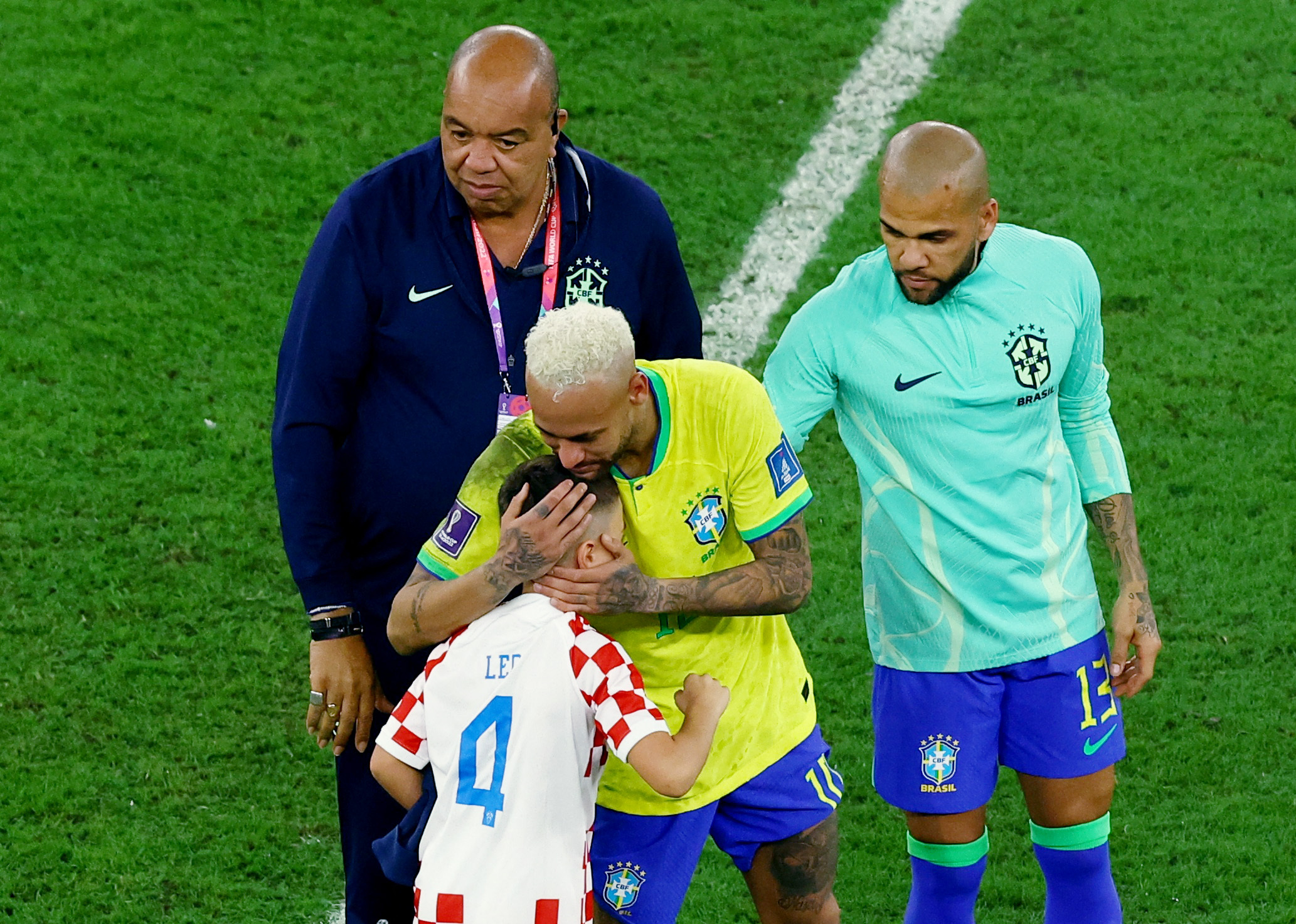 Neymar siendo consolado por el hijo del croata Ivan Perisic tras la eliminación de Brasil