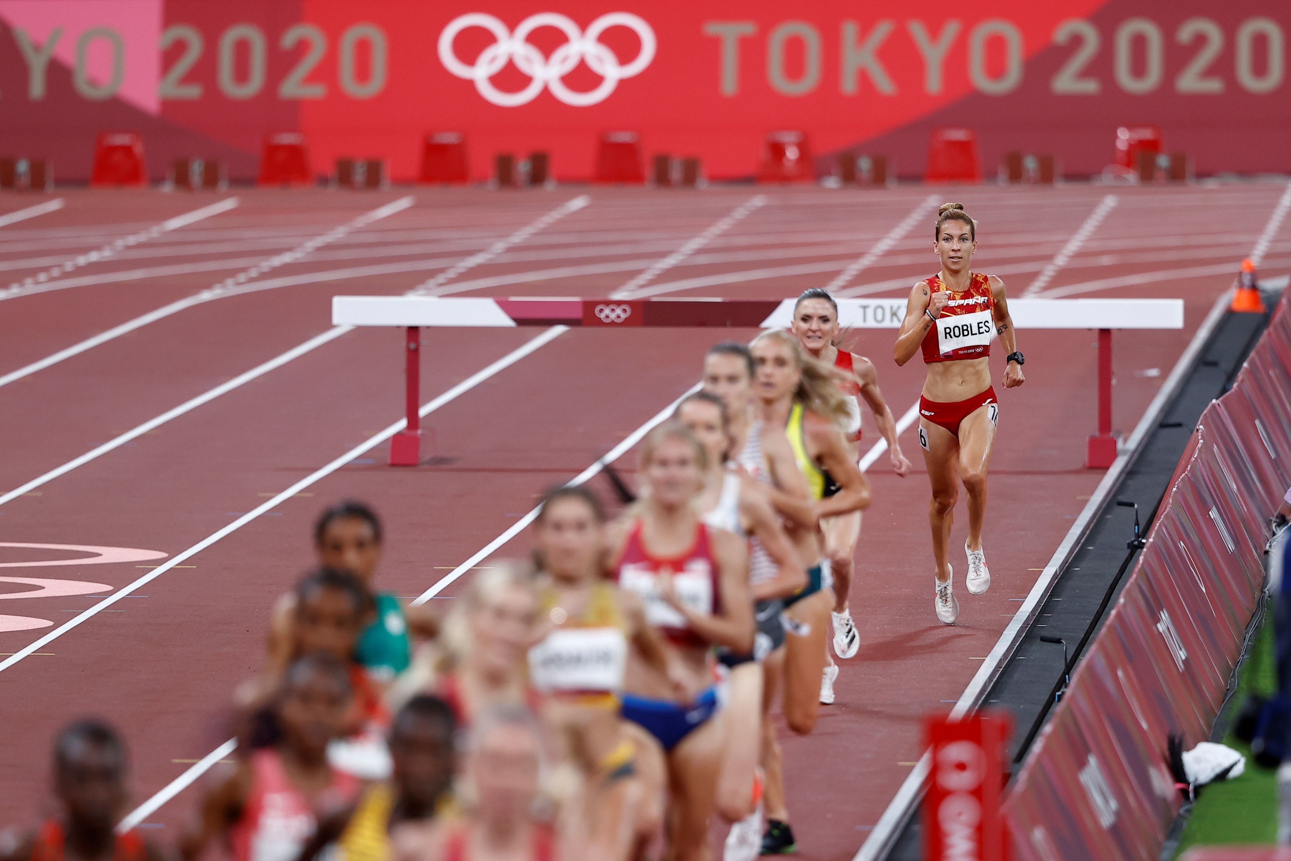 La española Carolina Robles (d) compiten en la final de 3000m obstáculos femenino durante los Juegos Olímpicos 2020, este miércoles en el Estadio Olímpico de Tokio (Japón). EFE/ Juan Ignacio Roncoroni
