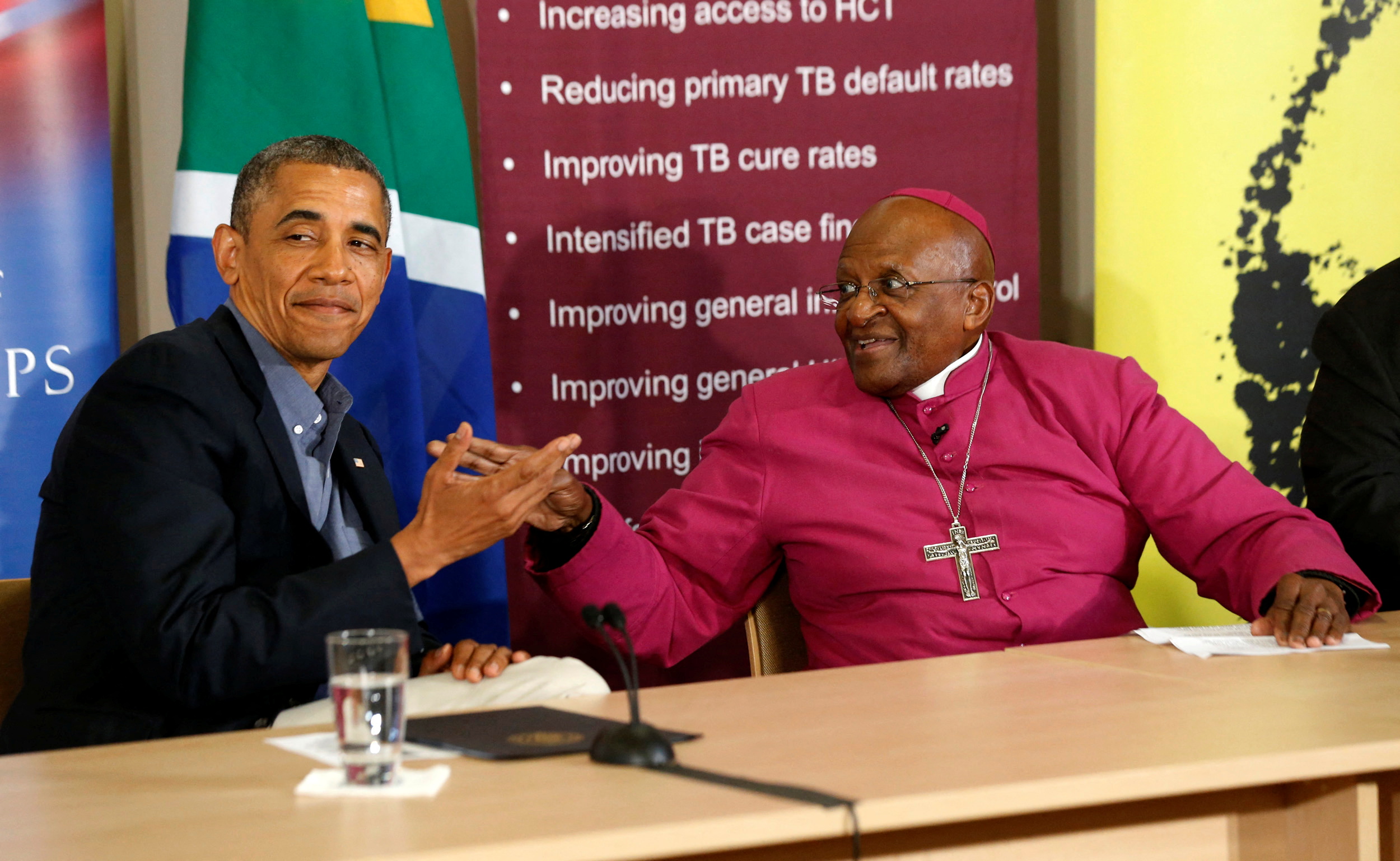 Con Barack Obama tras la visita a un Centro Juvenil de la Fundación VIH en Ciudad del Cabo, 30 de junio de 2013 (REUTERS/Jason Reed)