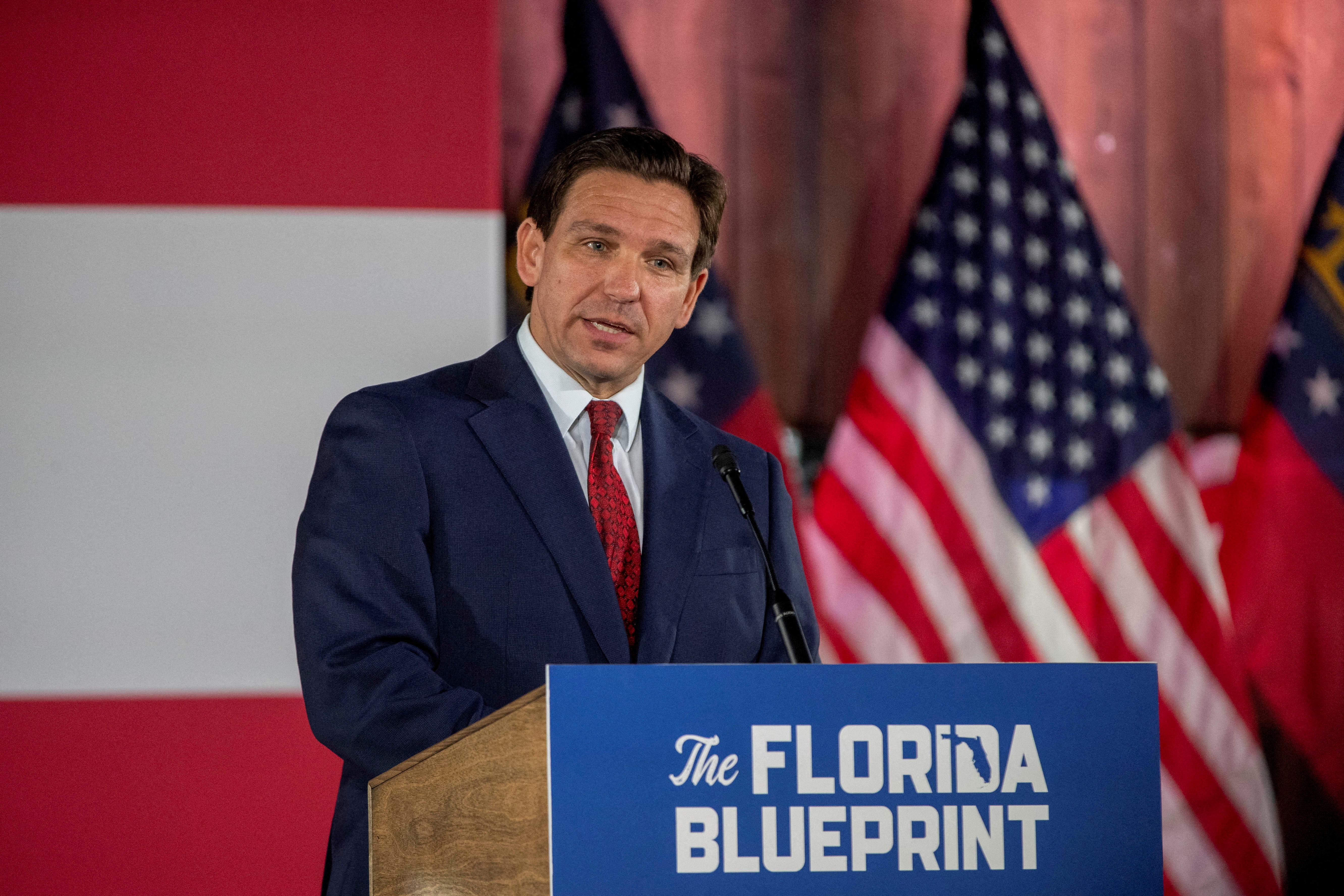 Con esta ley, Ron DeSantis obtendría una importante victoria política entre los votantes en las primarias republicanas (REUTERS)