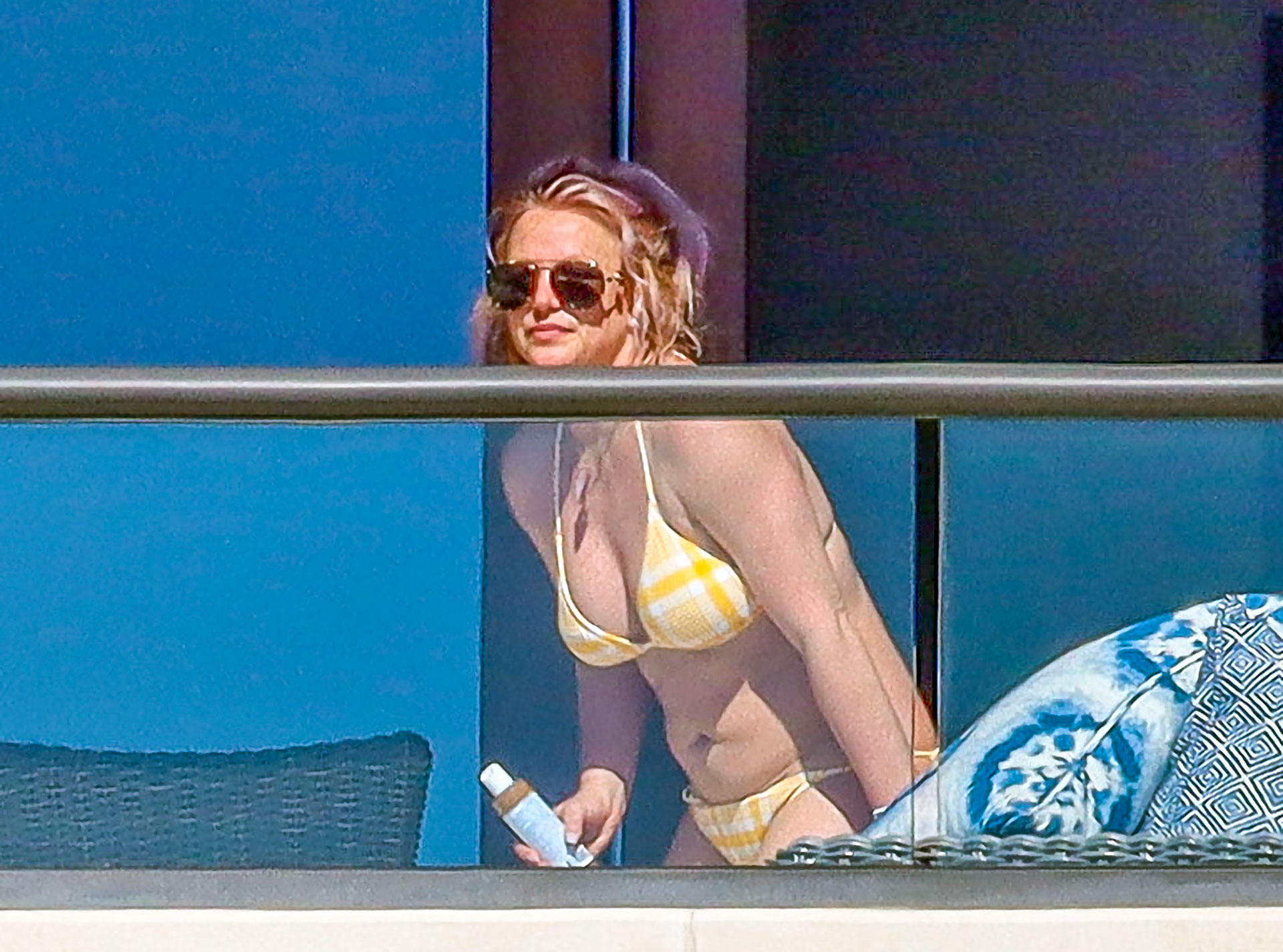 Vacaciones soñadas. Britney Spears eligió las playas de Hawaii para disfrutar de unos días de descanso junto a su novio, Sam Asghari. La cantante fue fotografiada mientras tomaba sol en el balcón del exclusivo hotel en el que se hospeda (Fotos: The Grosby Group)
