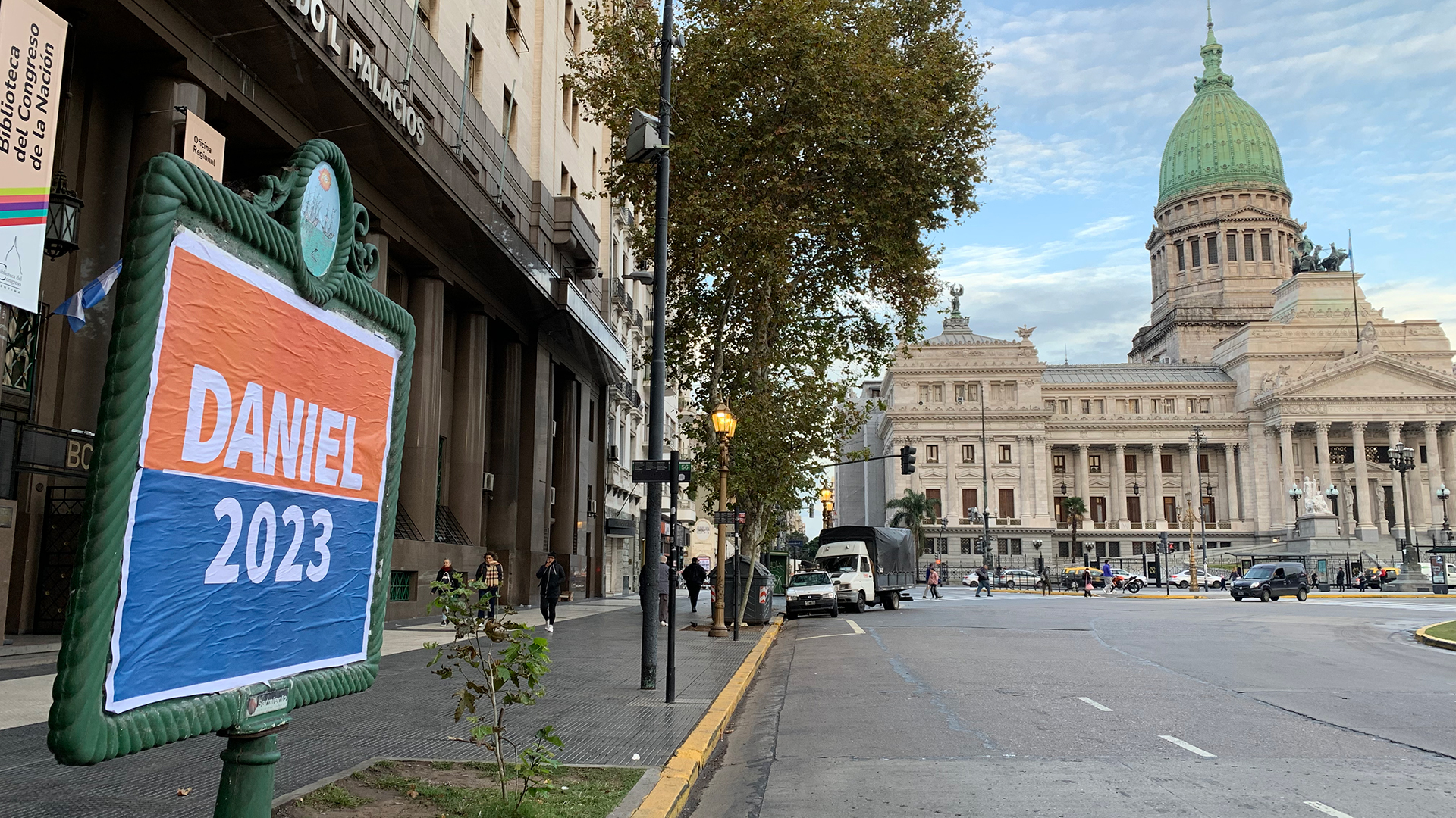 Afiches de Daniel Scioli sobre Plaza Congreso