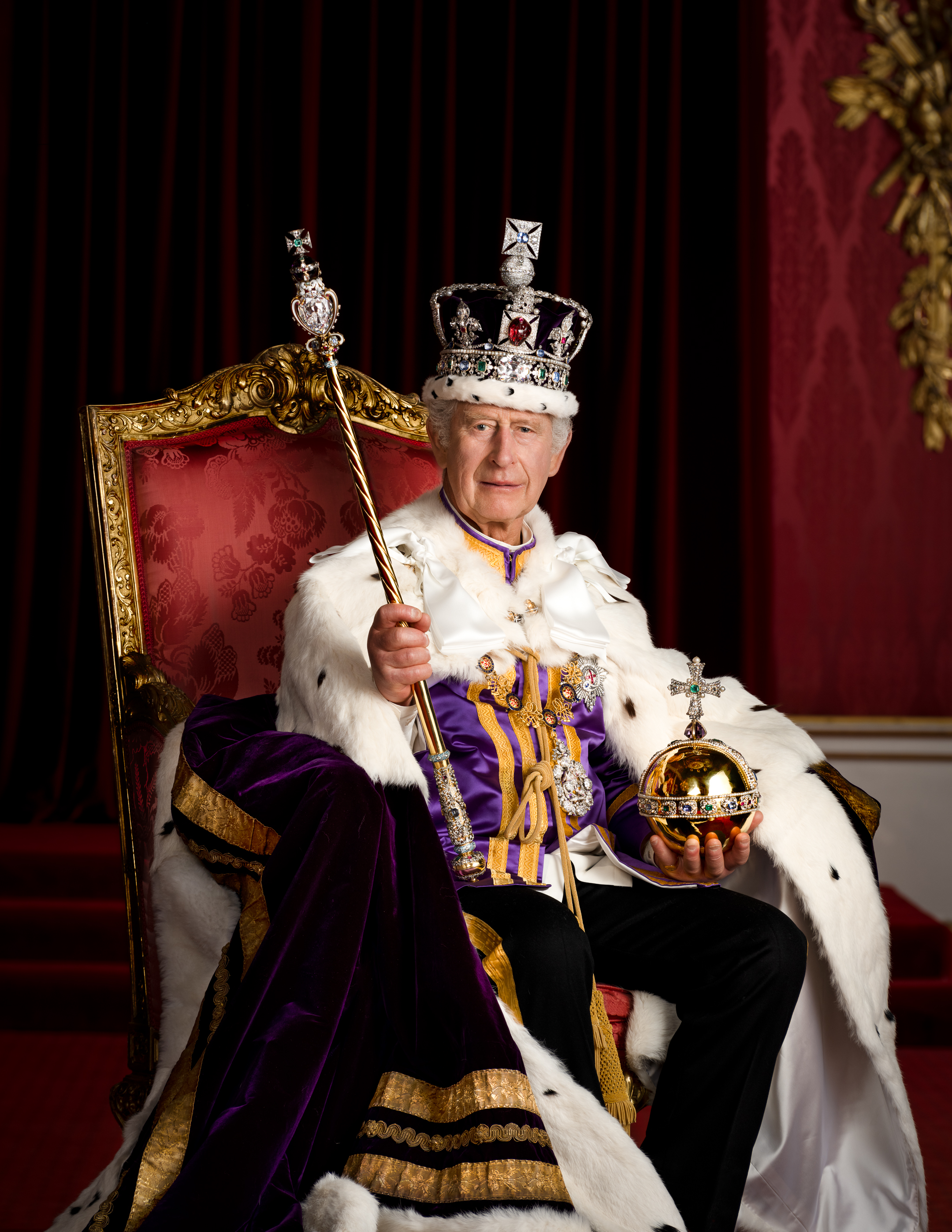 El primer retrato oficial de Carlos III tras su Coronación el 6 de mayo (Hugo Bernard)