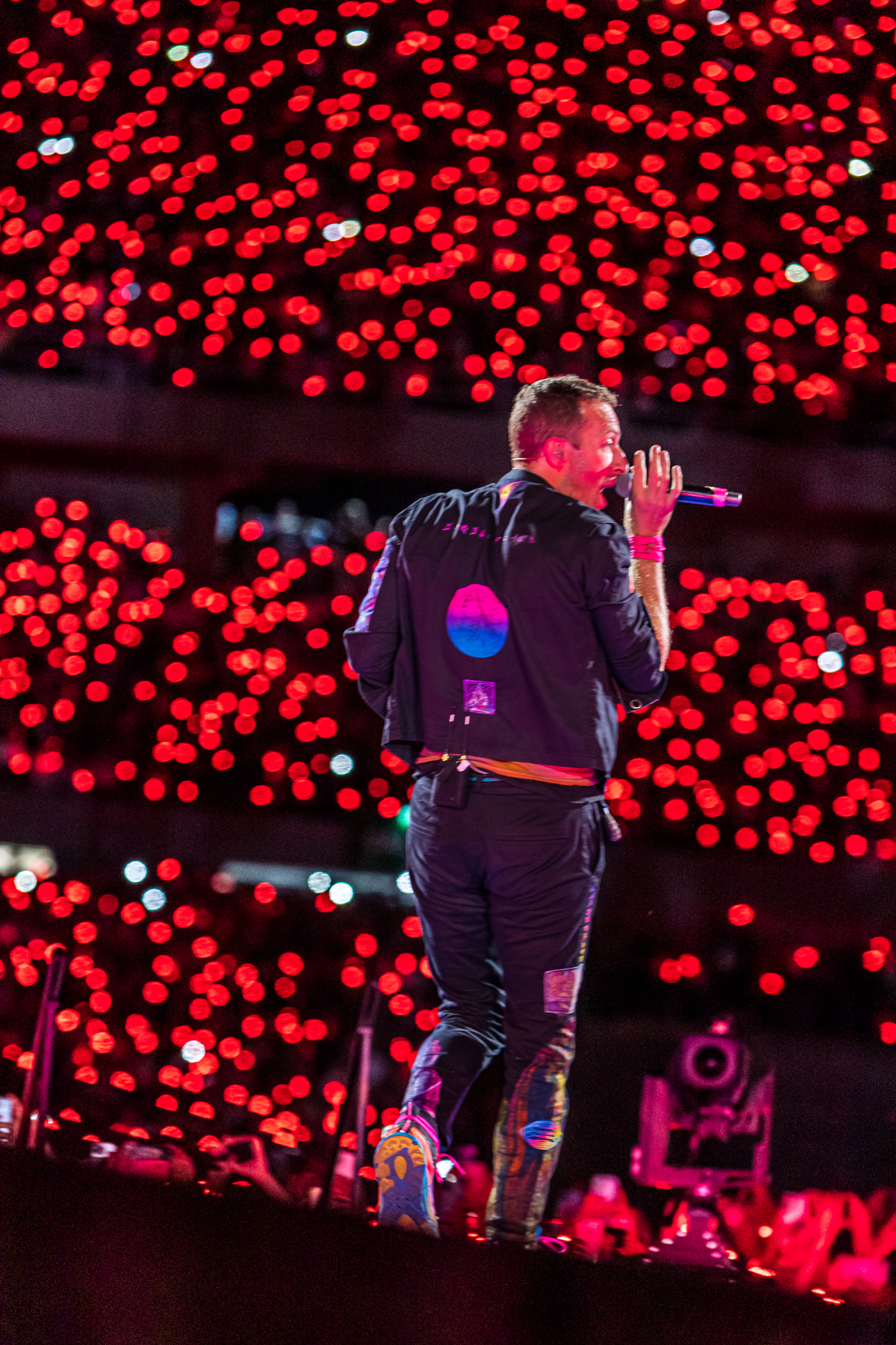Chris Martin, de frente a las luces de la multitud que fue a ver a Coldplay