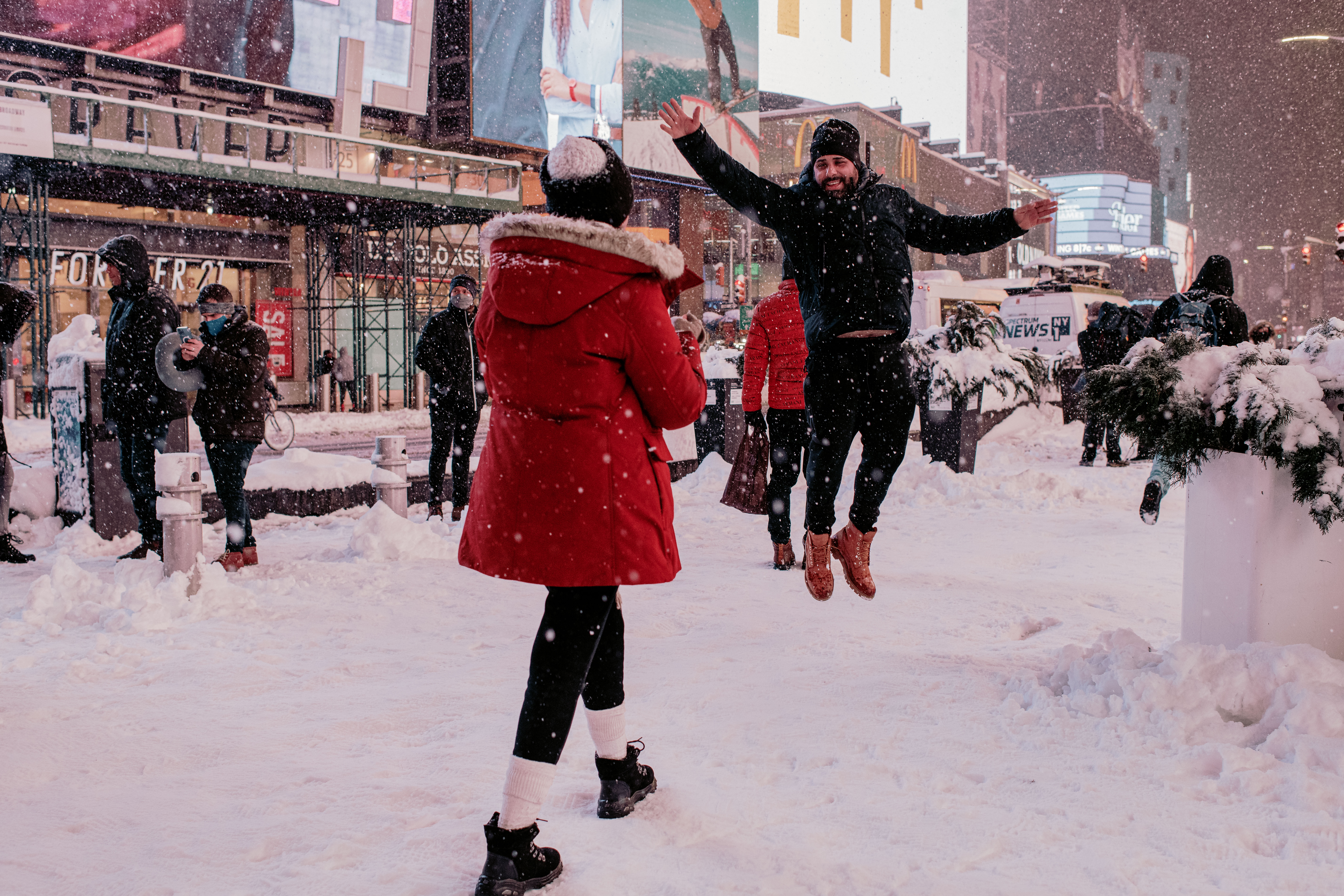 Personas se sacan fotos en Times Square (Scott Heins/Getty Images/AFP)