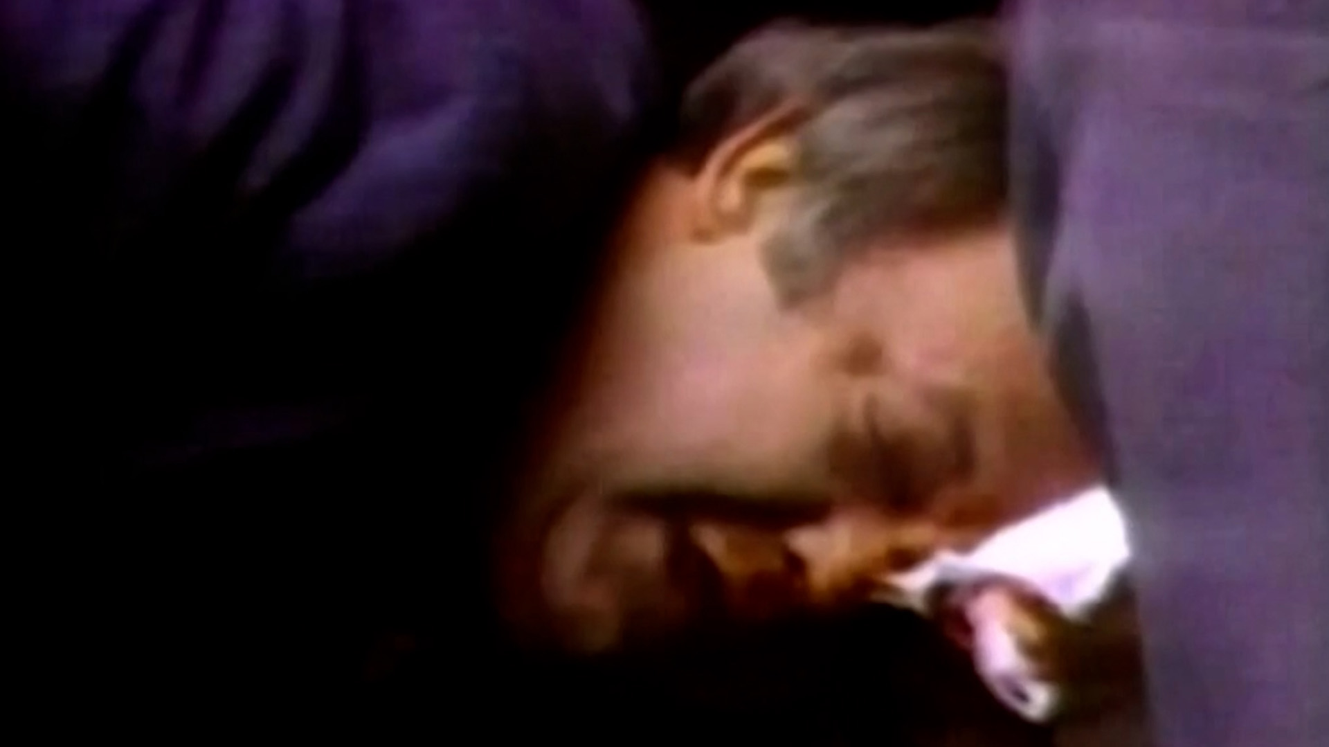 La primera bala le dio en la cabeza al secretario de prensa de la Casa Blanca, James Brady, quien quedó parapléjico (captura de video Reuters)
