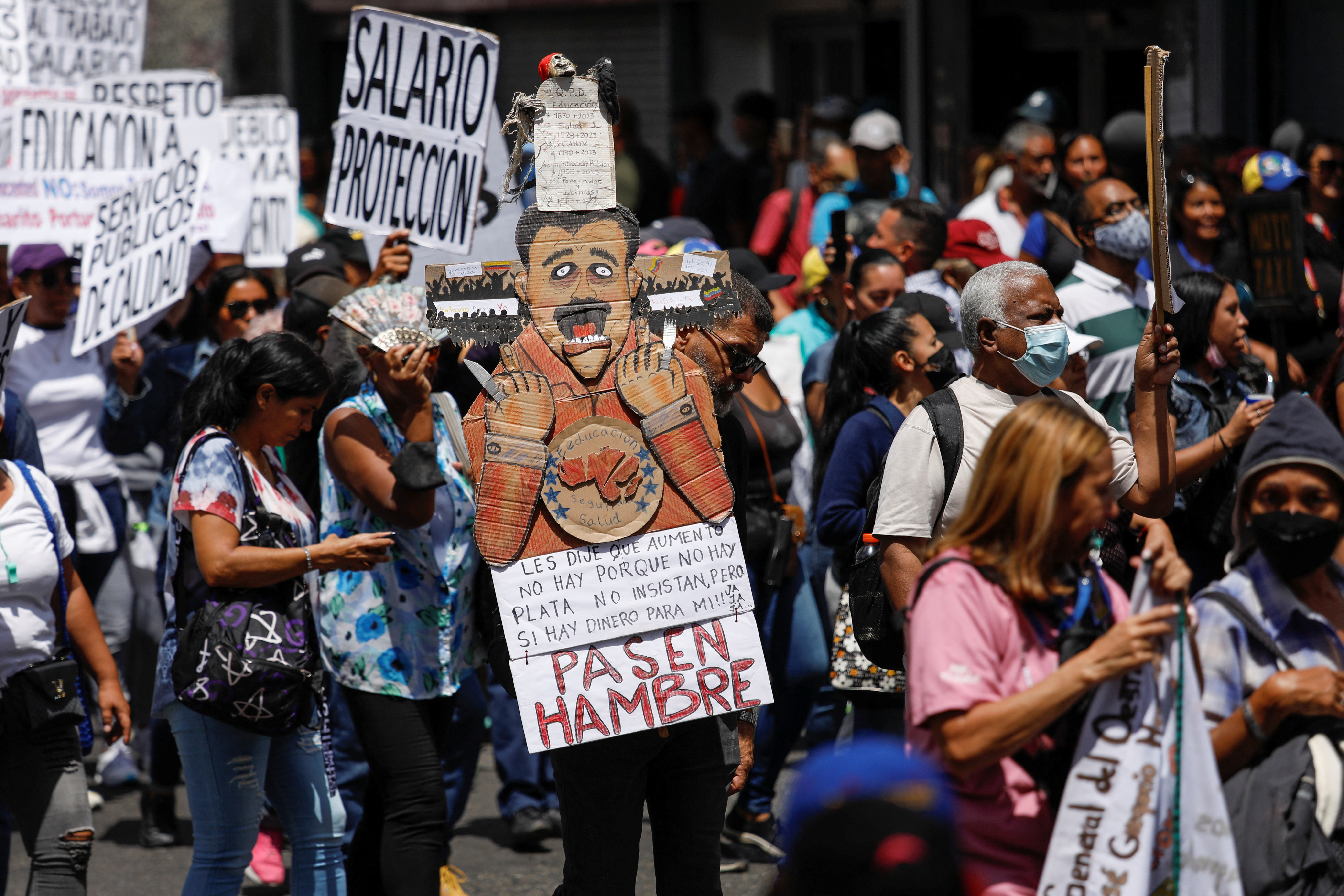 Con pancartas y consignas, los manifestantes caminaron poco más de un kilómetro hasta la sede del Ministerio de Educación (REUTERS/Leonardo Fernandez Viloria)