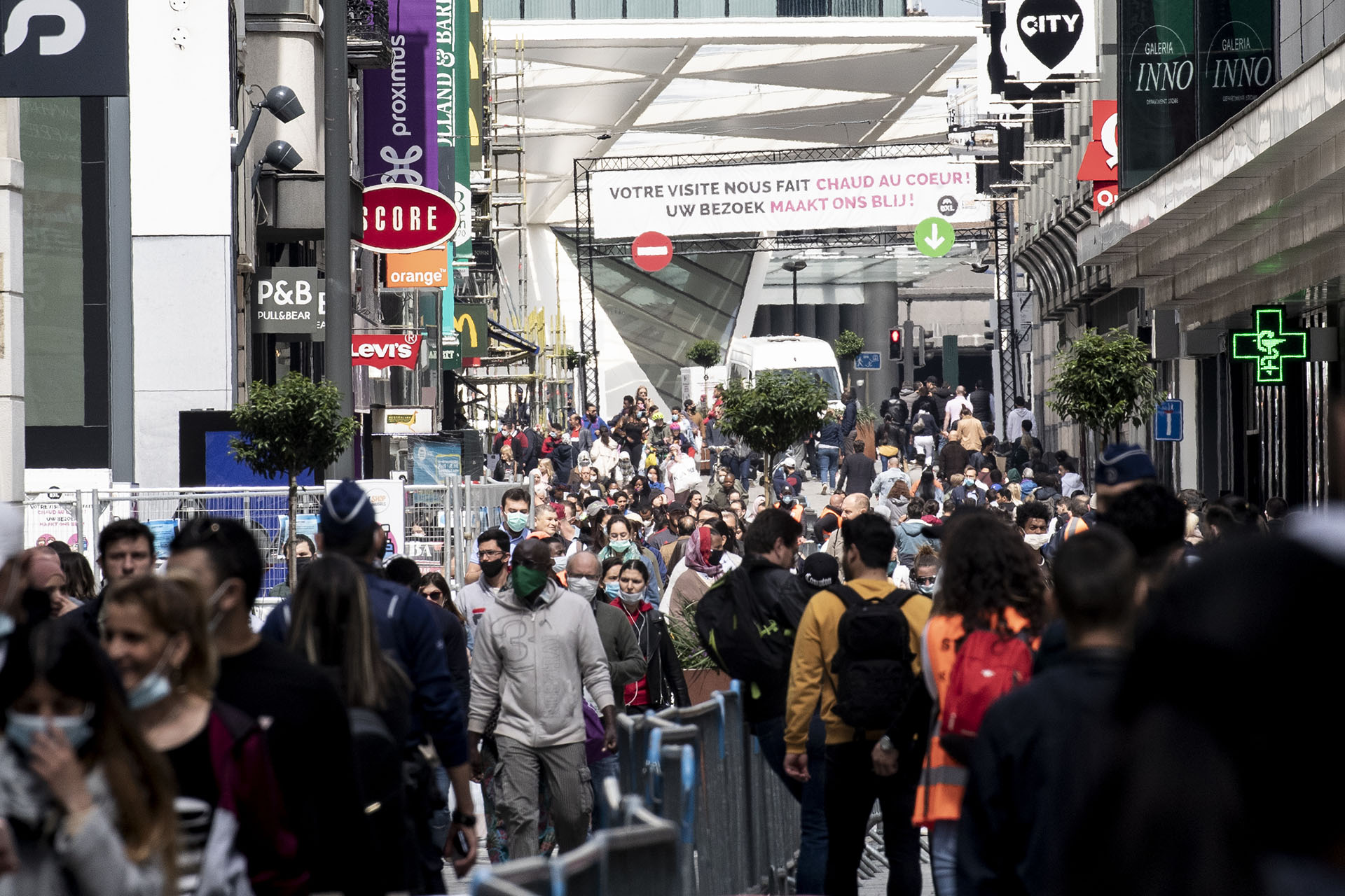 Muchos belgas salieron a caminar por la calle Neuve - Nieuwstraat en el centro de Bruselas