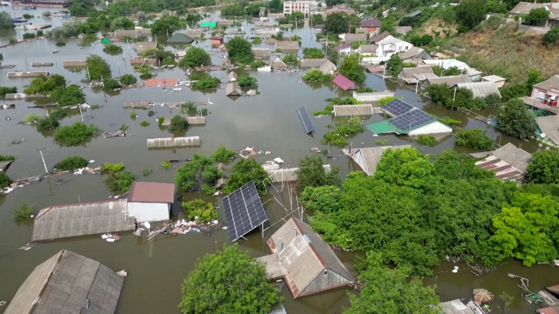 La impactante vista de Kherson inundada desde un dron tras la rotura de la presa de Kajovka: hay 600 kilómetros cuadrados bajo el agua