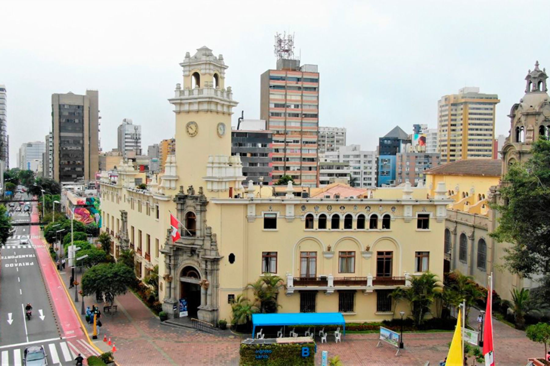 Miraflores Municipality declares the district a restricted area for public rallies and marches. (Andean)