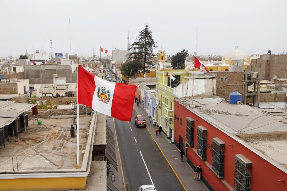 ¿En qué distritos será obligatorio colocar la bandera del Perú?