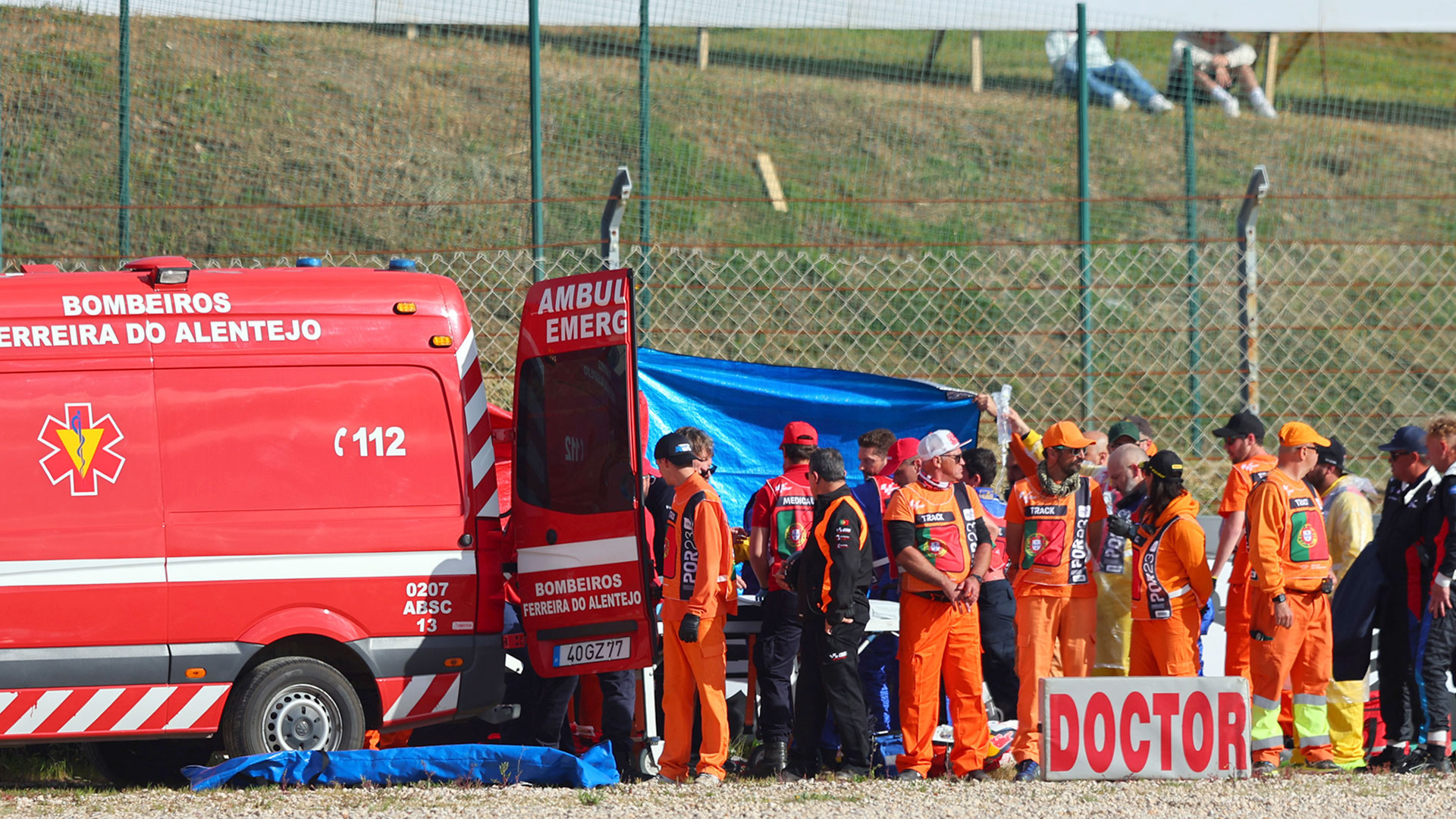 Así retiraron a Pol Espargaró de la pista tras su espeluznante accidente en Portugal (EFE/EPA/NUNO VEIGA)
