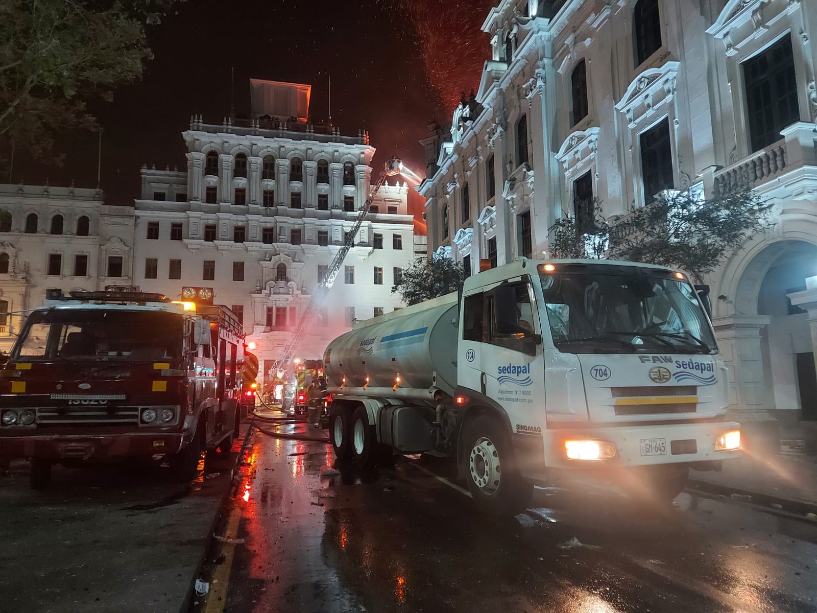 Cisternas de Sedapal llegaron a Plaza San Martín para apoyar en la contención de incendio en casona.