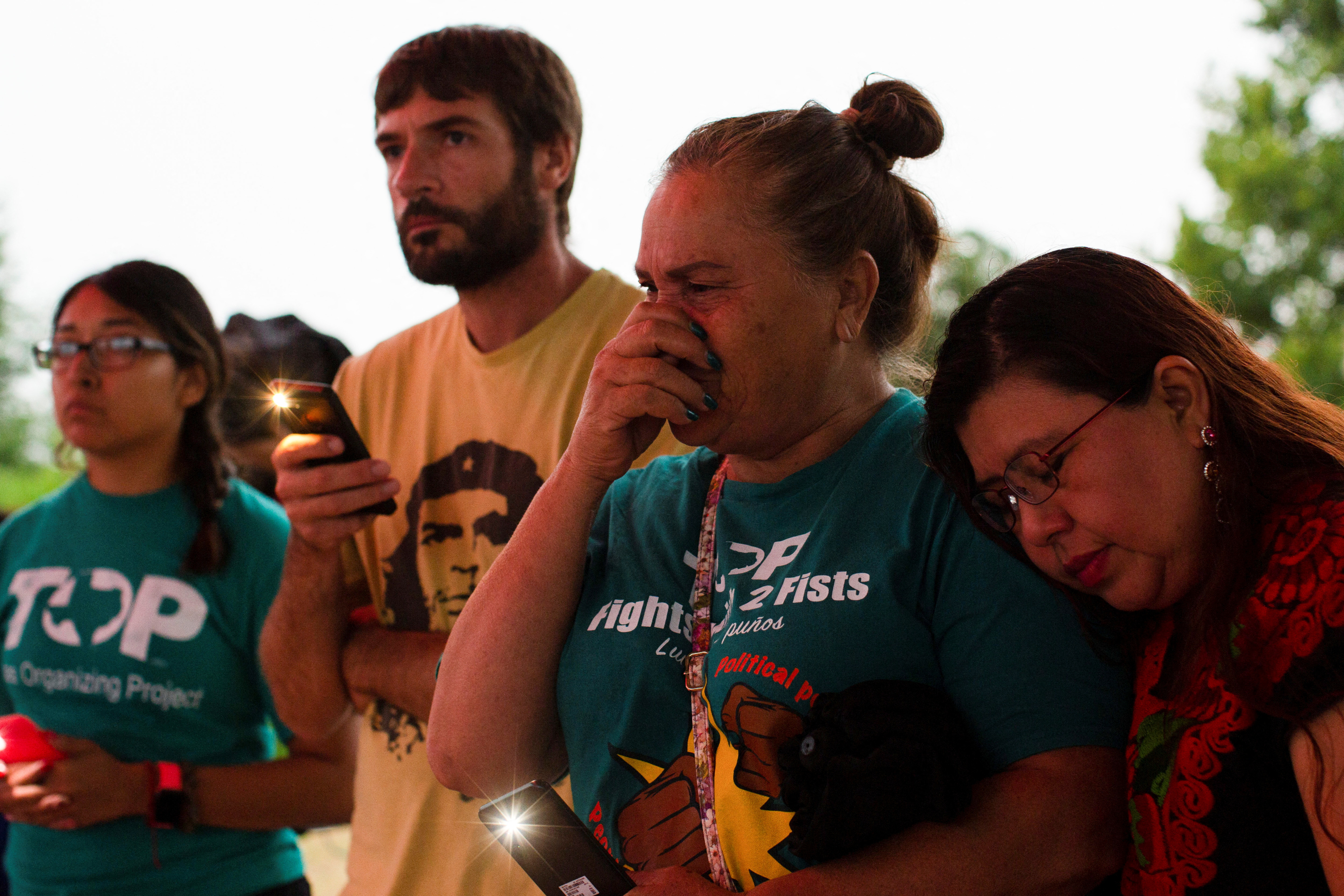 Andrea Osorio se apoya en María Victoria de la Cruz mientras llora durante una vigilia por los migrantes que fueron encontrados muertos dentro de un camión tráiler en San Antonio, Texas, Estados Unidos, 28 de junio de 2022. REUTERS/Kaylee Greenlee Beal
