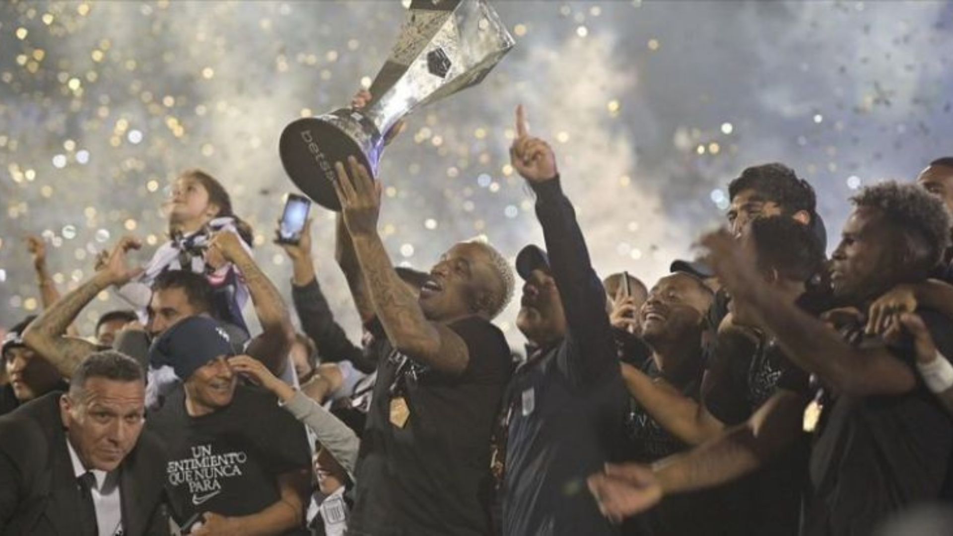 Jefferson Farfán responde a hincha de Universitario por Instagram.